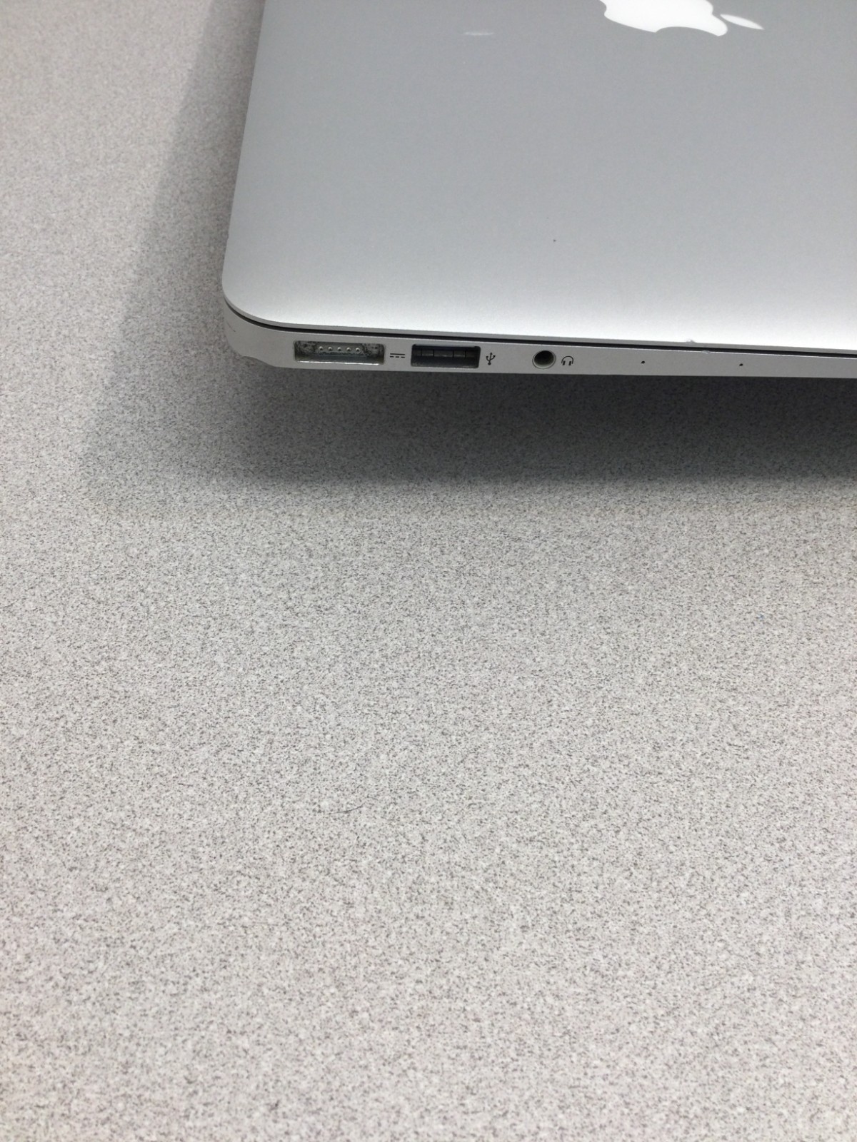 MacBook Air 13.3 in (128GB SSD, Intel Core i5 5th. Gen., 1.6GHz, 4GB RAM)