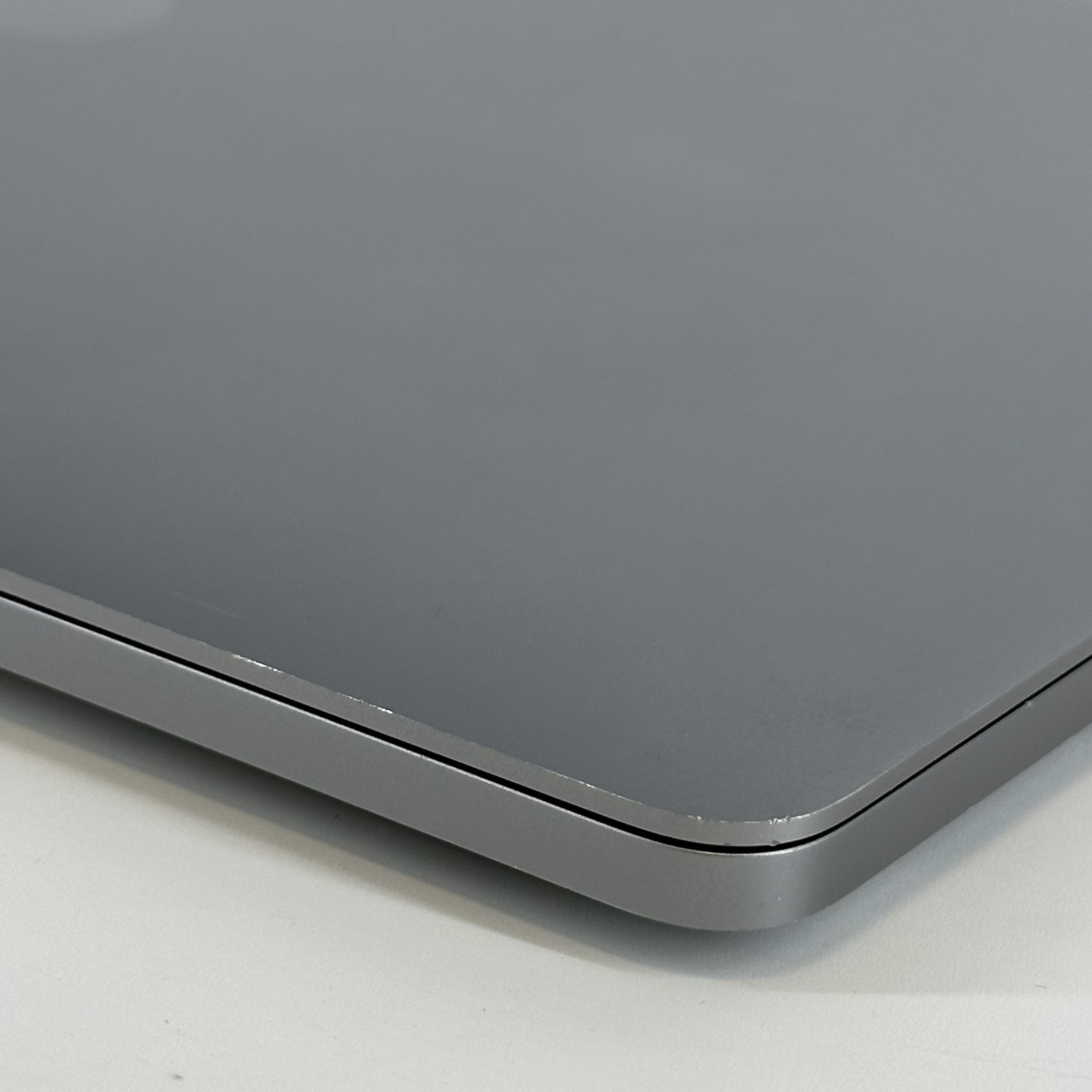 MacBook Pro 16 Touch Bar Space Gray 2019 2.4GHz i9 32GB 2TB SSD Radeon Pro 5500M
