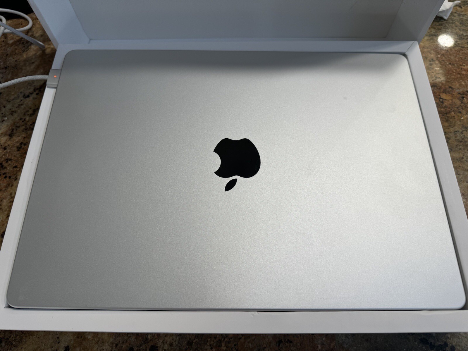 Apple MacBook Pro (14-inch, 2021) M1 Pro 10-Core / 16GB / 1TB SSD / 16-Core GPU