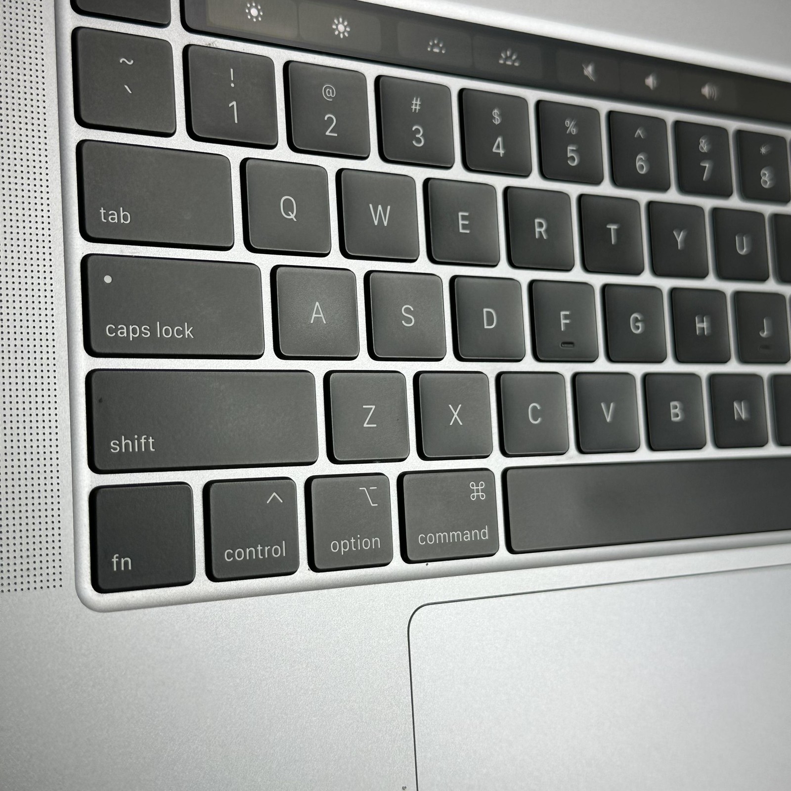 MacBook Pro 16 Touch Bar Space Gray 2019 2.4GHz i9 32GB 2TB SSD Radeon Pro 5500M