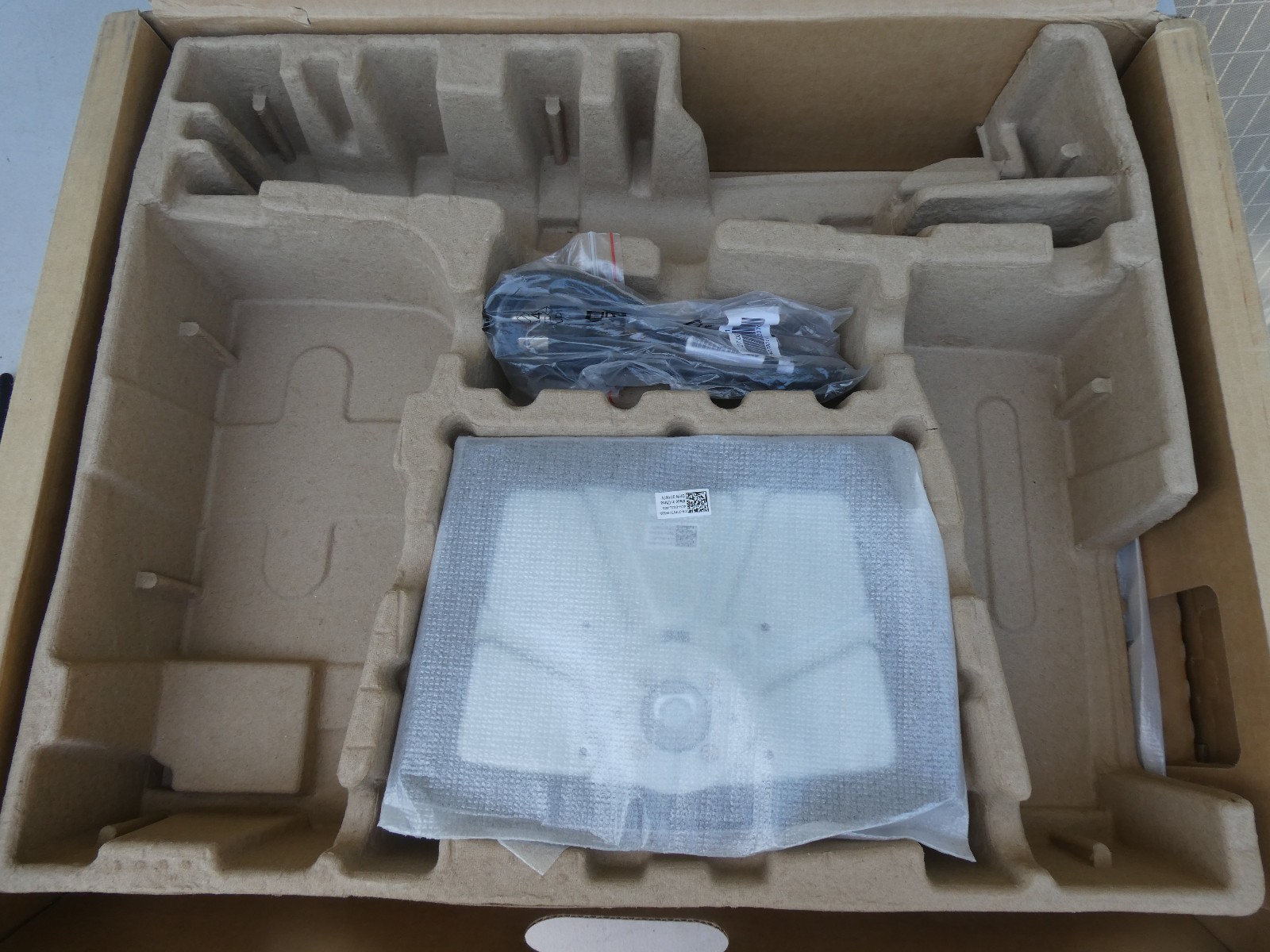 🍀 NEW! Dell Pro Plus P2425E 24″ USB-C Hub LED LCD Monitor WUXGA PLEASE READ