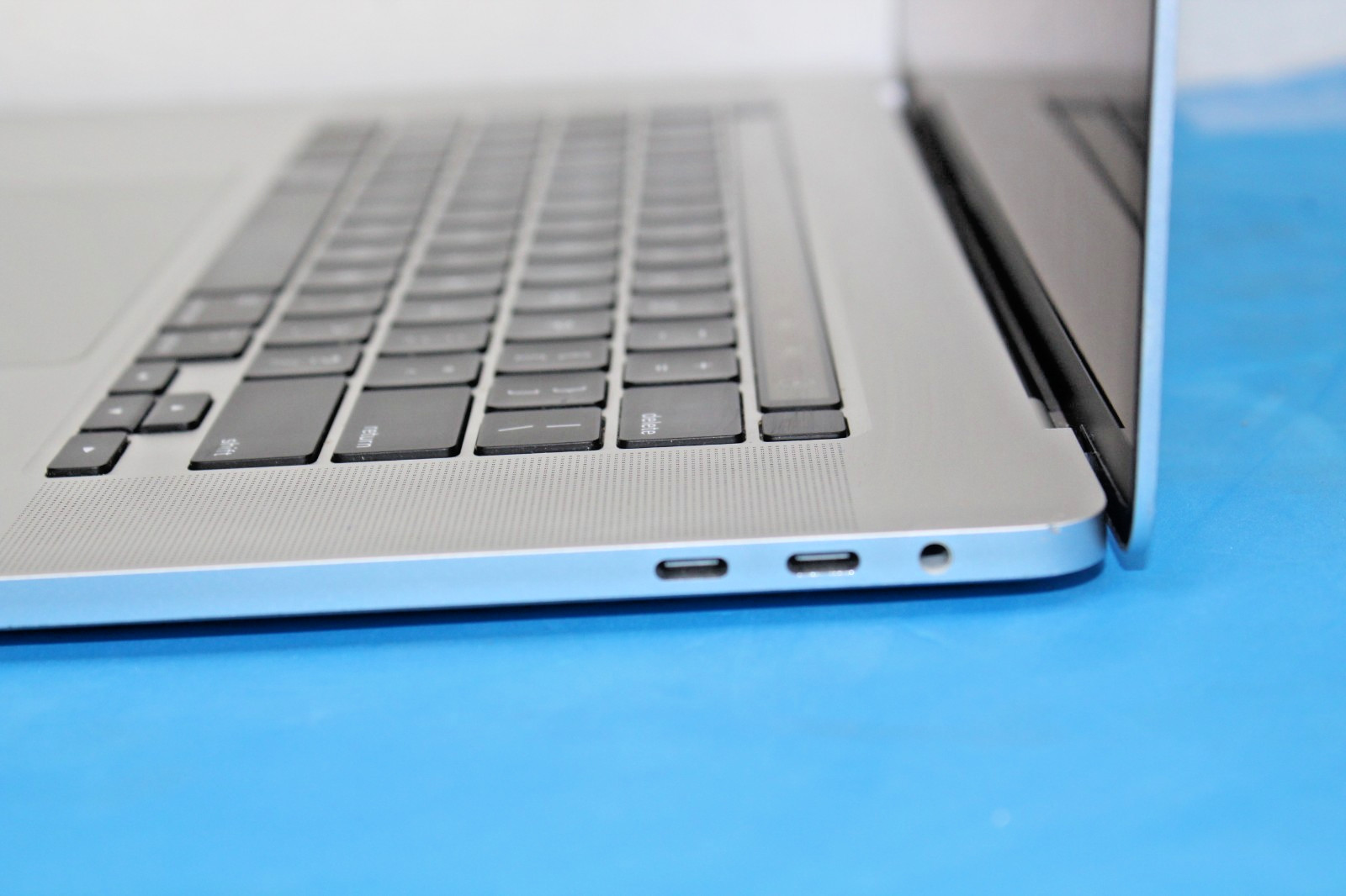 Apple MacBook Pro A2141 2019 16″ I9-9880H 16GB 1TB SSD THAO TOUCHBAR & ID T9-A12