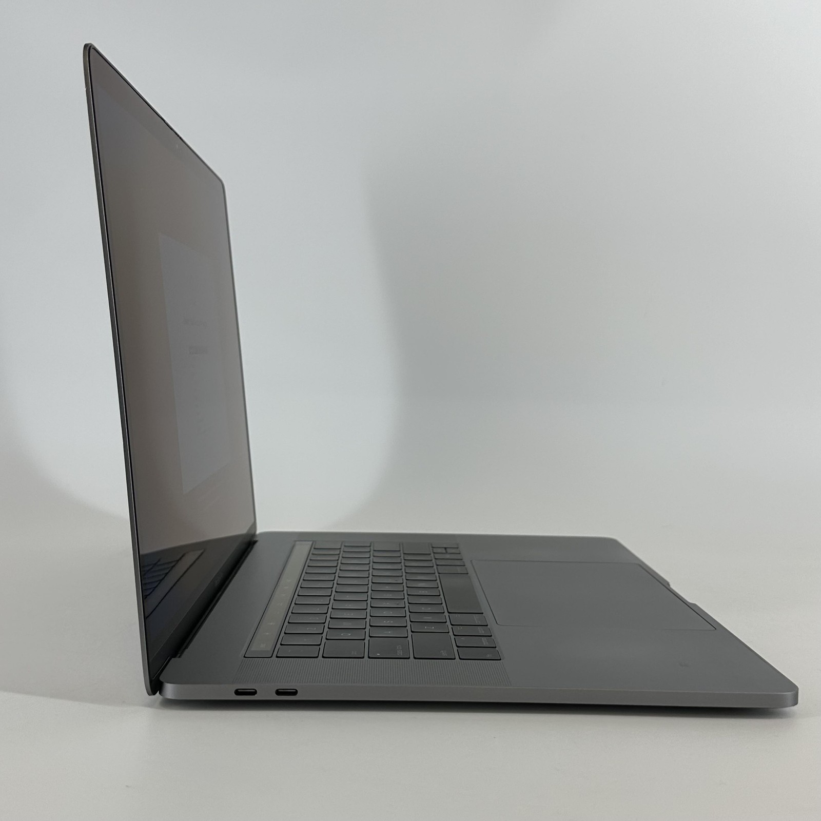MacBook Pro 15 Touch Bar Gray 2017 2.9GHz i7 7th 16GB 1TB SSD AMD Radeon Pro 560