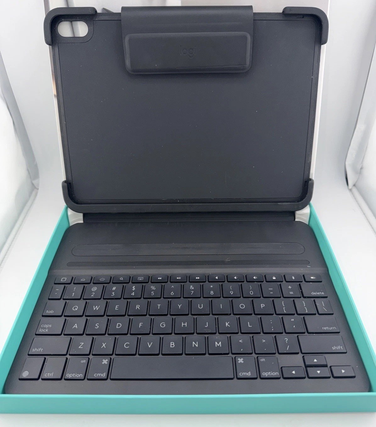 Logitech Combo Touch iPad Pro 11-inch 1st 2nd 3rd 4th Gen Keyboard Case Trackpad
