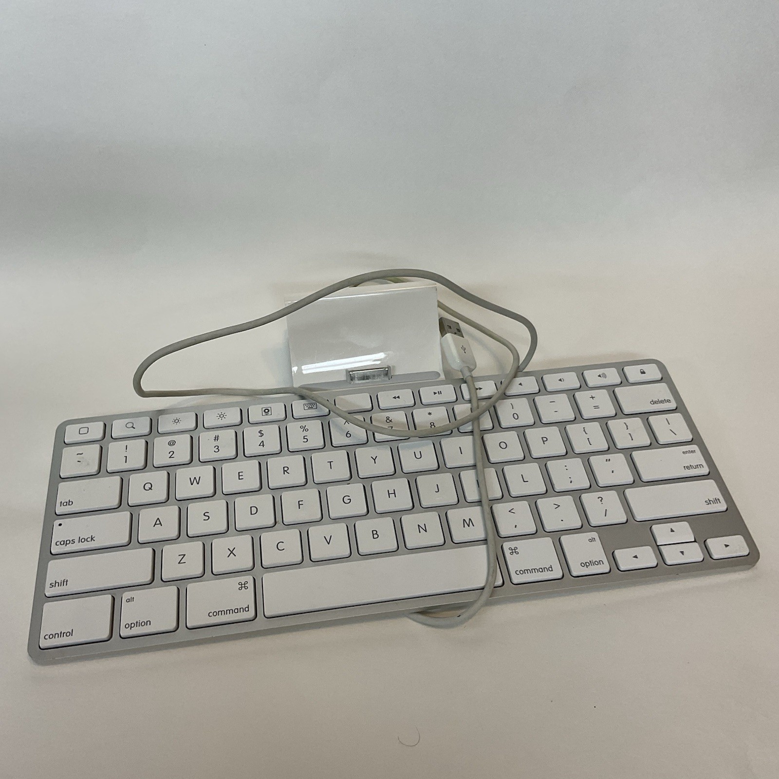 Apple OEM A1359 Keyboard Dock for Apple 30-pin Connector iPad iPhone MC533LL/A