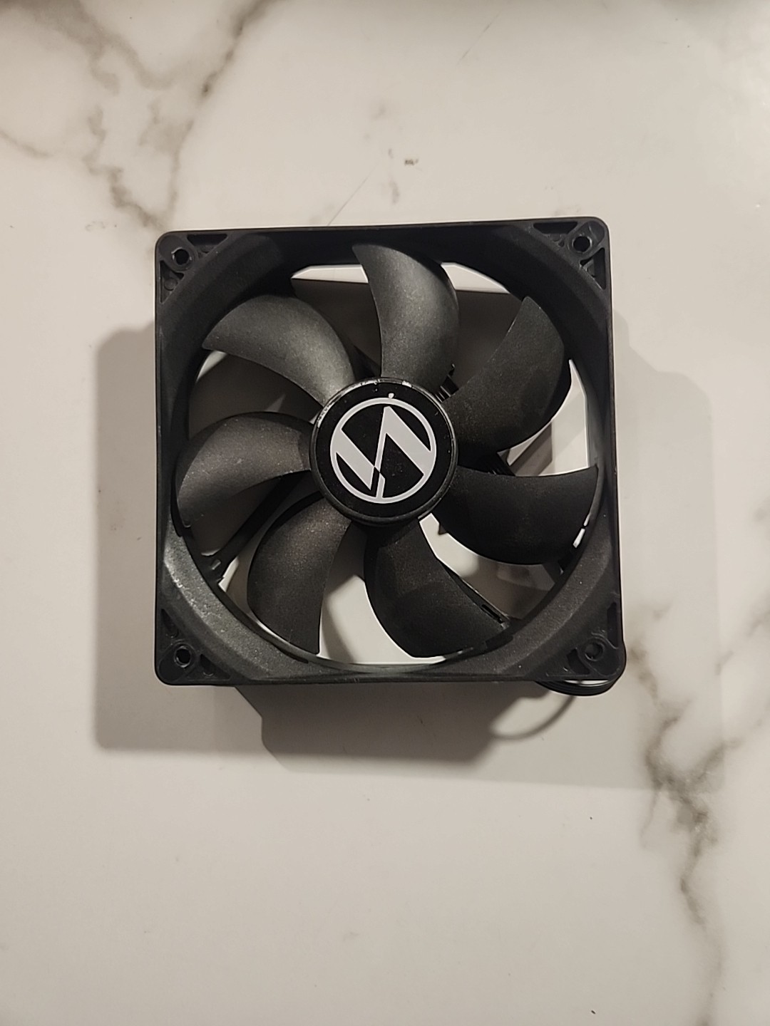 lian li Pc fan 4 pin pwm 12 volt 0.2 A 800-1500 RPM