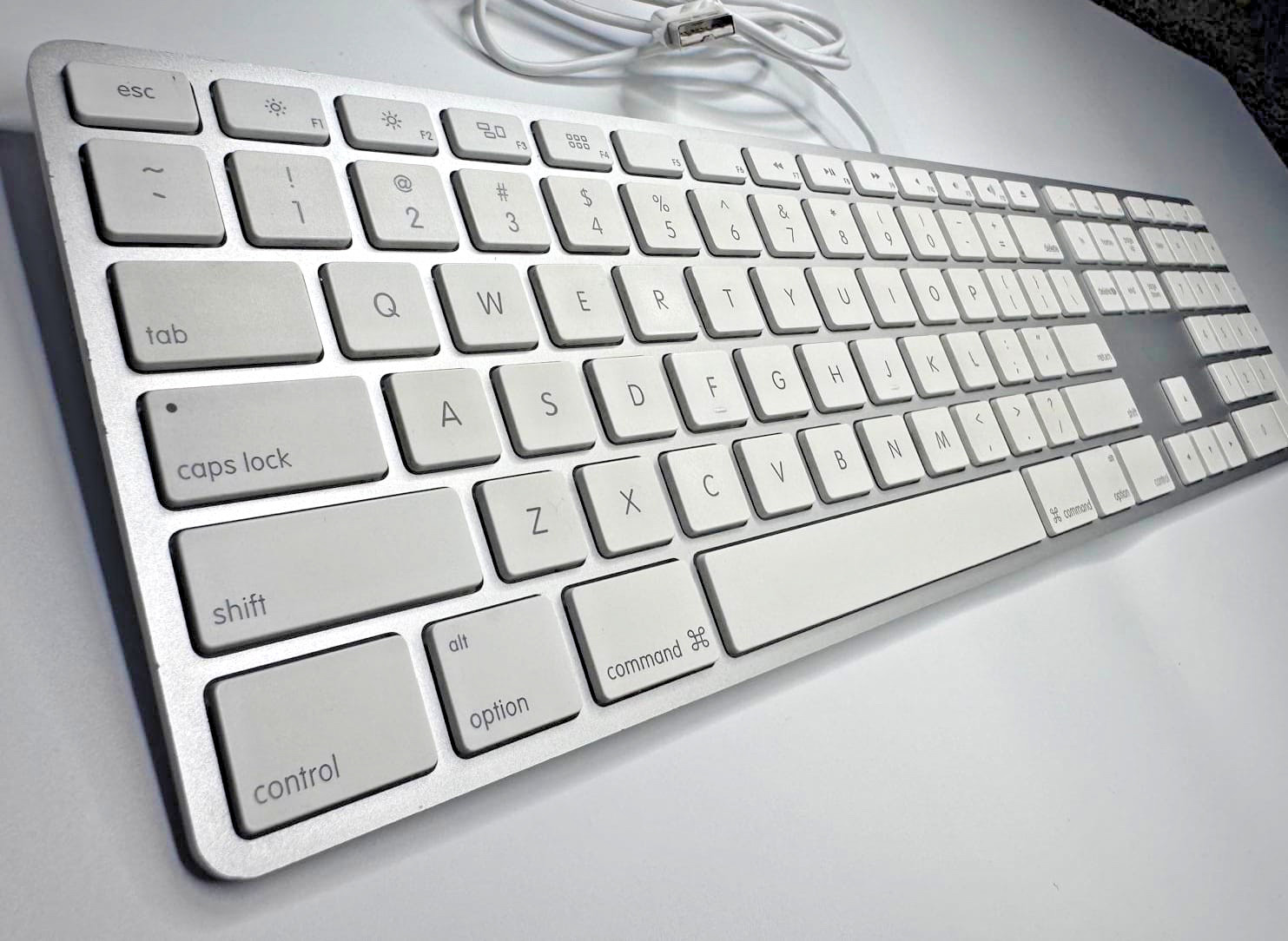 Apple A1243 Aluminum Wired USB Keyboard MB110LL/A Tested Full Size
