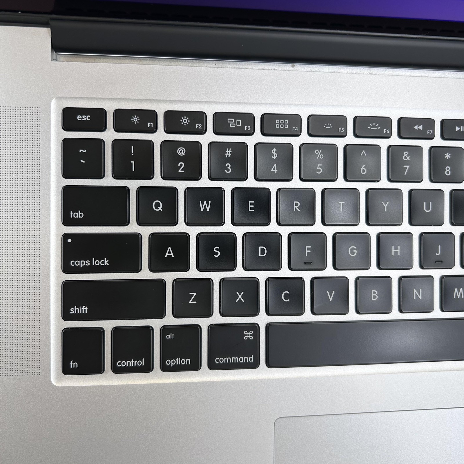 MacBook Pro Retina 15 Silver 2015 2.2 GHz i7 4th Gen. 16GB 256GB SSD Good