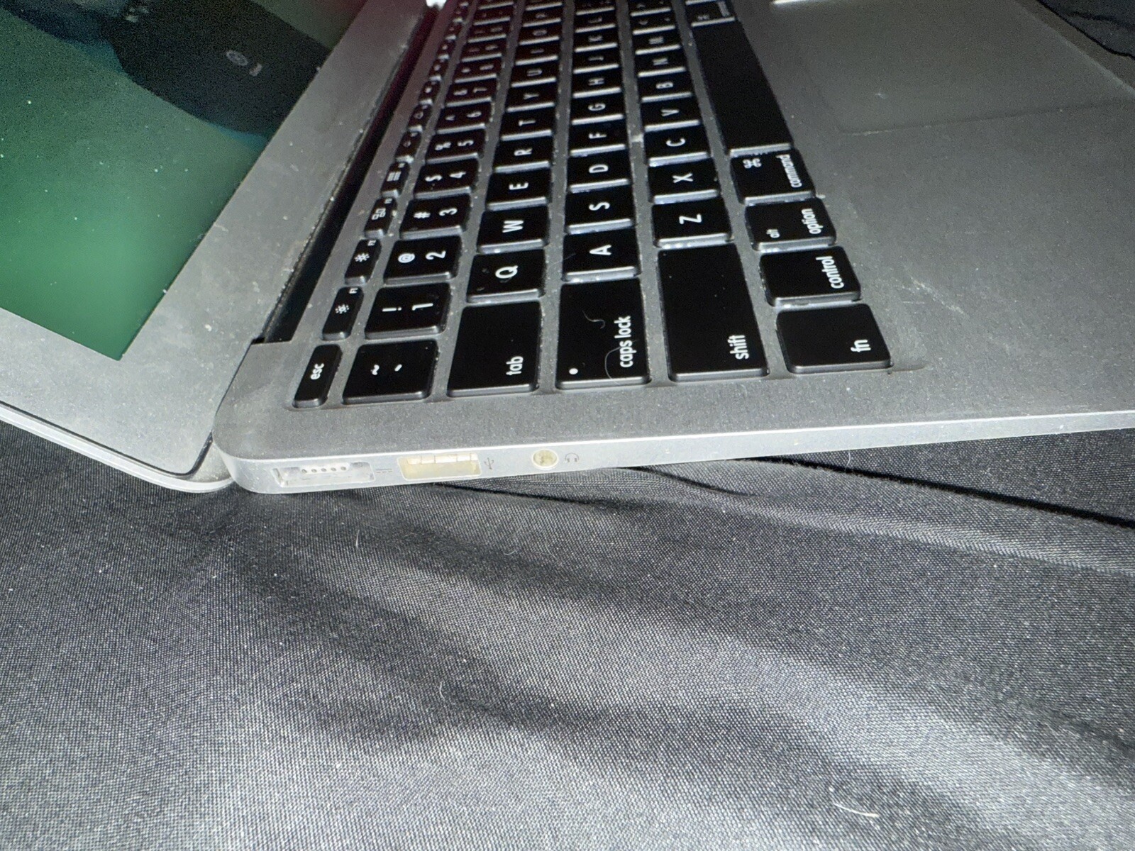 Apple MacBook Air 13.3 in, Intel Core i5 5th. Gen