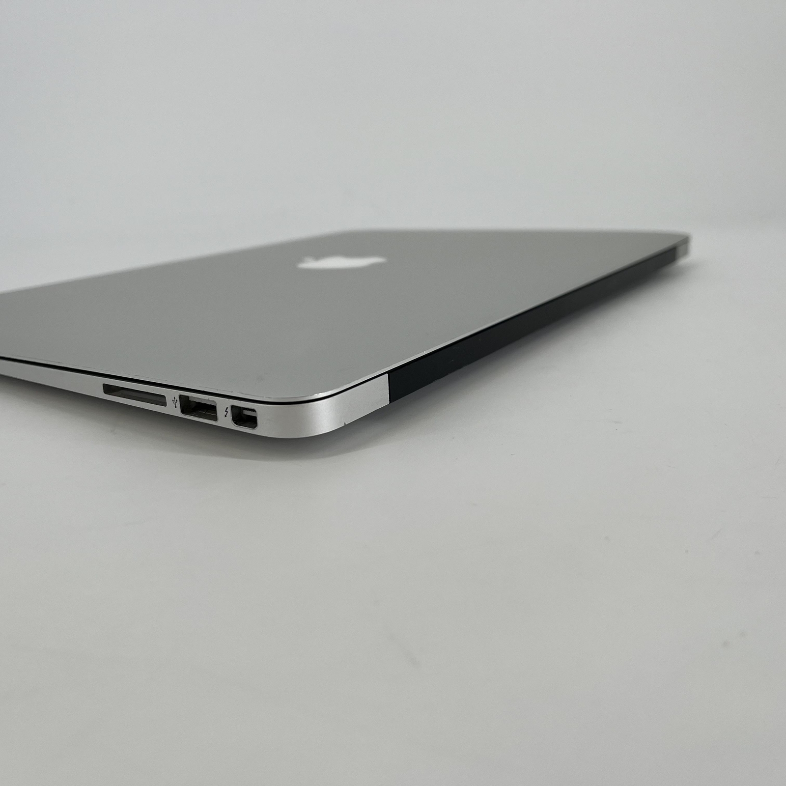 Apple MacBook Air 13 2017 1.8 GHz Intel Core i5 5th Gen 8GB 256GB SSD
