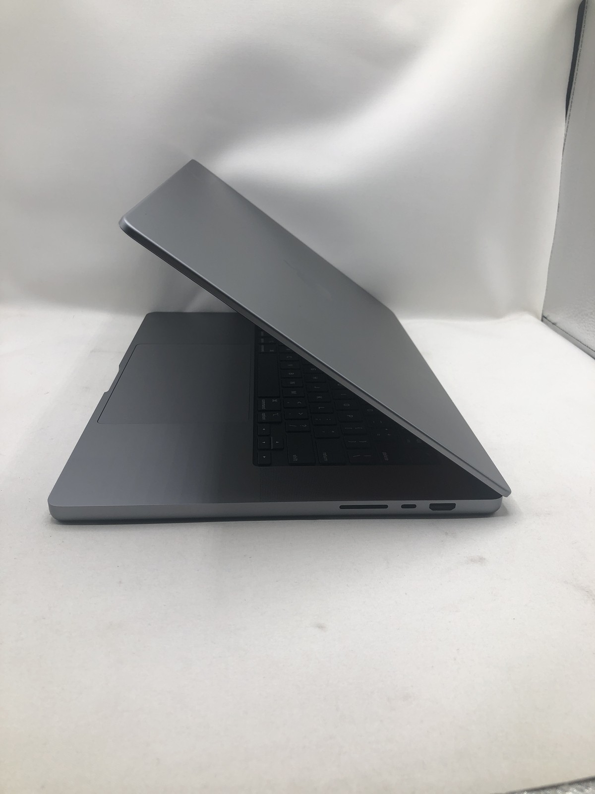 APPLE MACBOOK PRO A2485 2021 M1 PRO 512GB 16GB -Grade D
