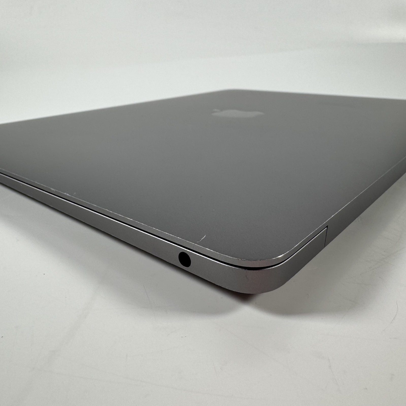 Apple 2020 13″ MacBook Air M1 7-Core GPU 256GB 8GB MGN63LL/A | D Grade