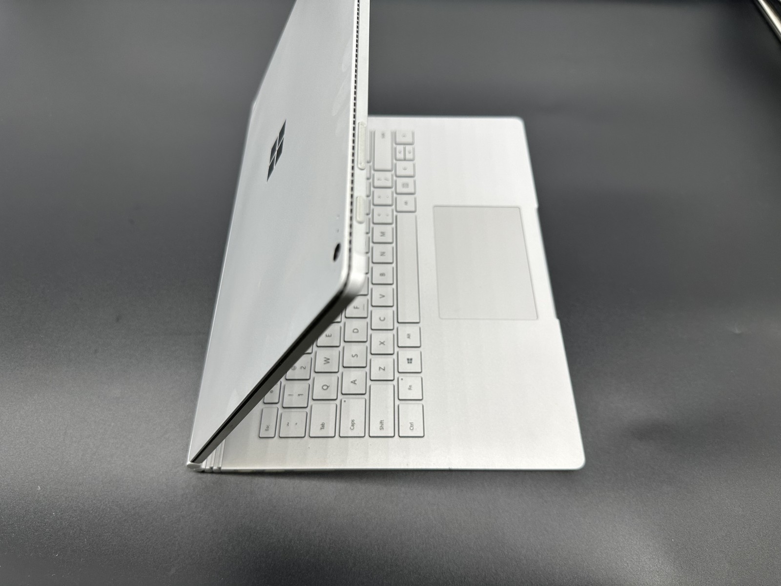 Microsoft Surface Book 2 I5-8350U 1.7GHz 8GB 256GB 13.5″ Win 10 Pro COSM DMG