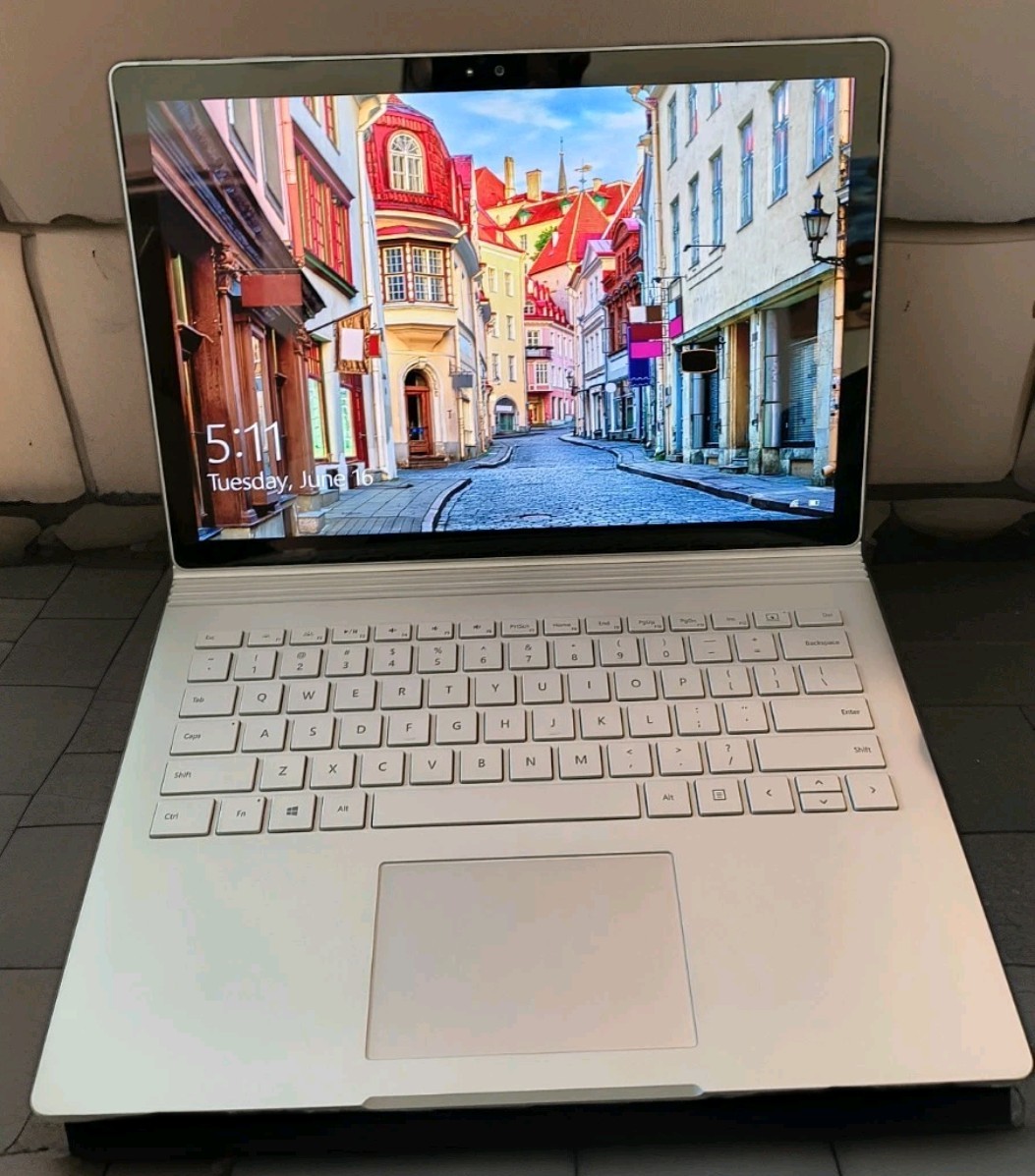 Microsoft Surface Book 1705 • 13.5” 3000×2000 • i5 • 8GB • 256GB • Mint W/ Case