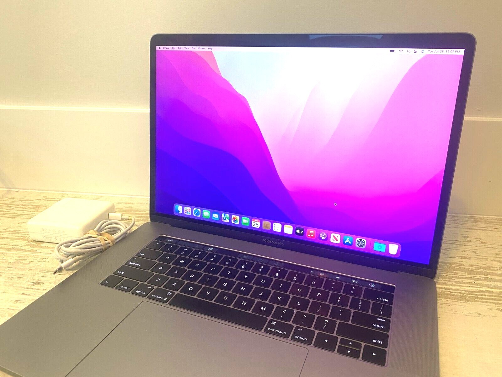 Apple MacBook Pro 15 inch Touch Bar 1TB SSD 16GB i7 3.6ghz Space Gray – Warranty