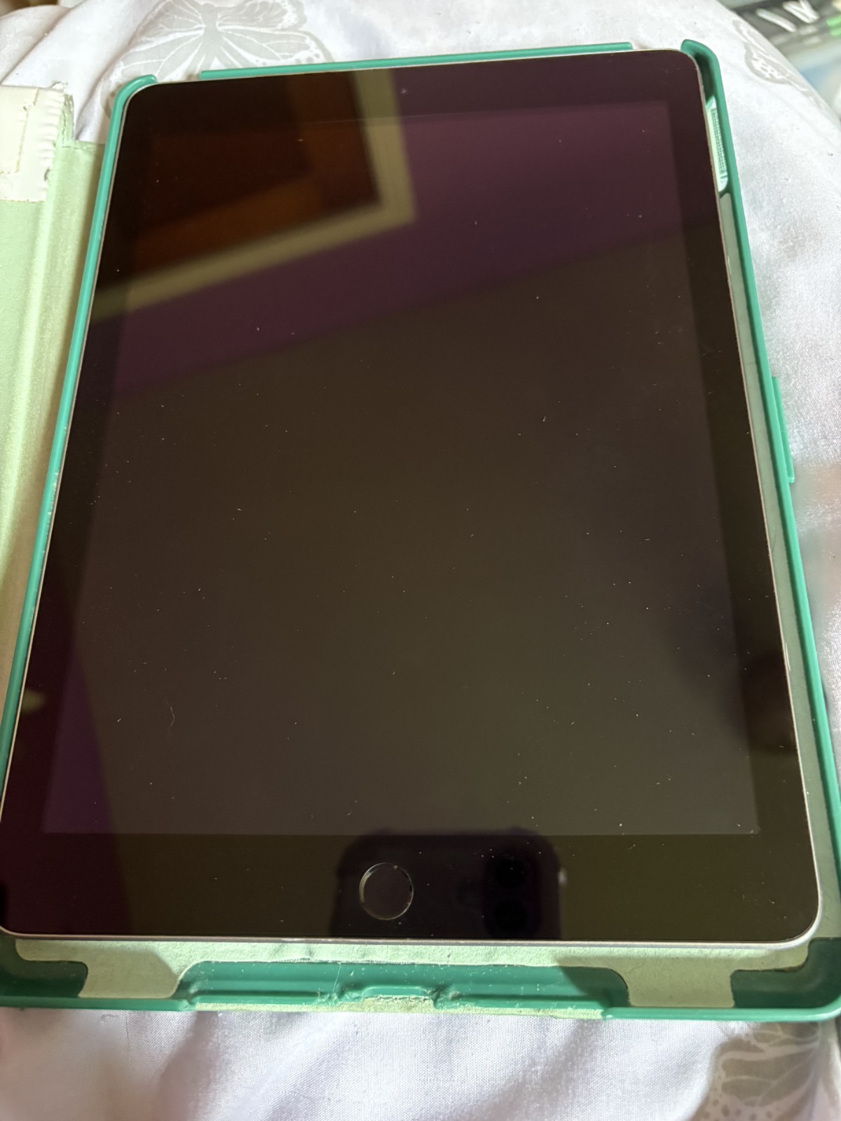 Apple iPad 9.7in 32GB Wi-Fi iOS Black Tablet w/ Green Case & Charger bundle