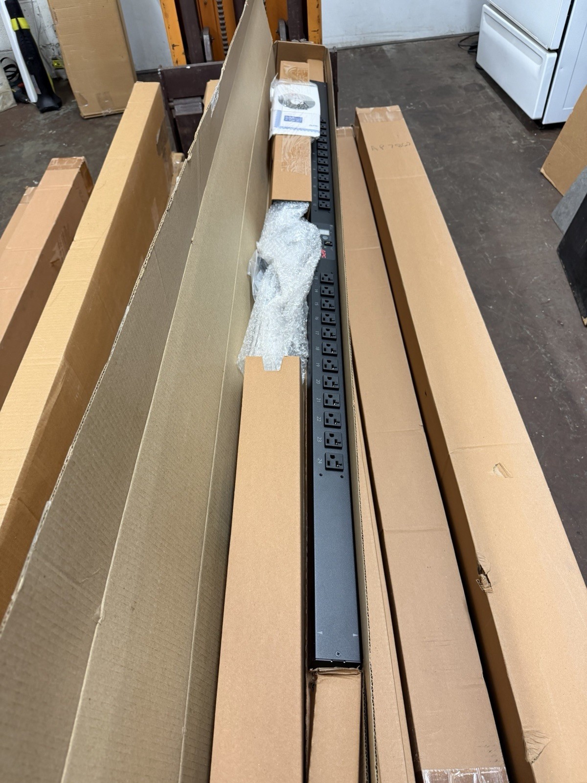 New APC AP7830 Metered Rack PDU 0U 120V 20A 24 Outlet NEMA 5-20R NIB