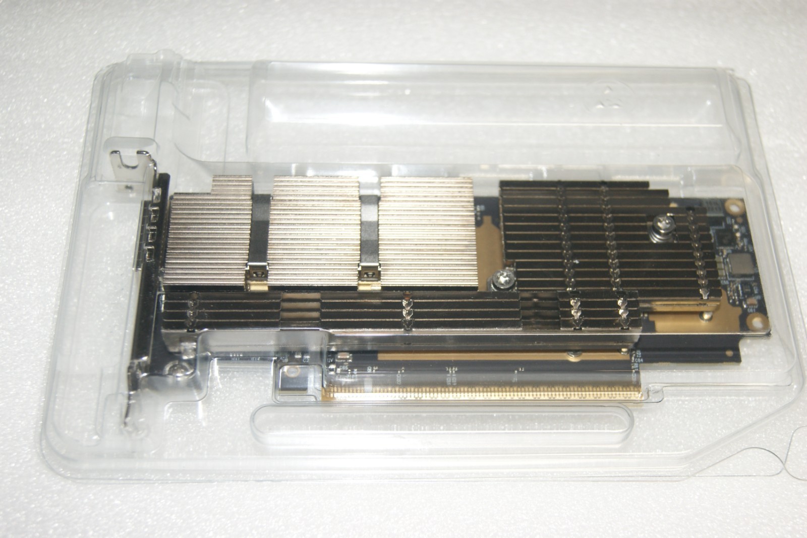 MCX75310AAS-NEAT NVIDIA ConnectX-7 400GbE IB 1-Port OSFP HHHL Adapter LP Low Pro