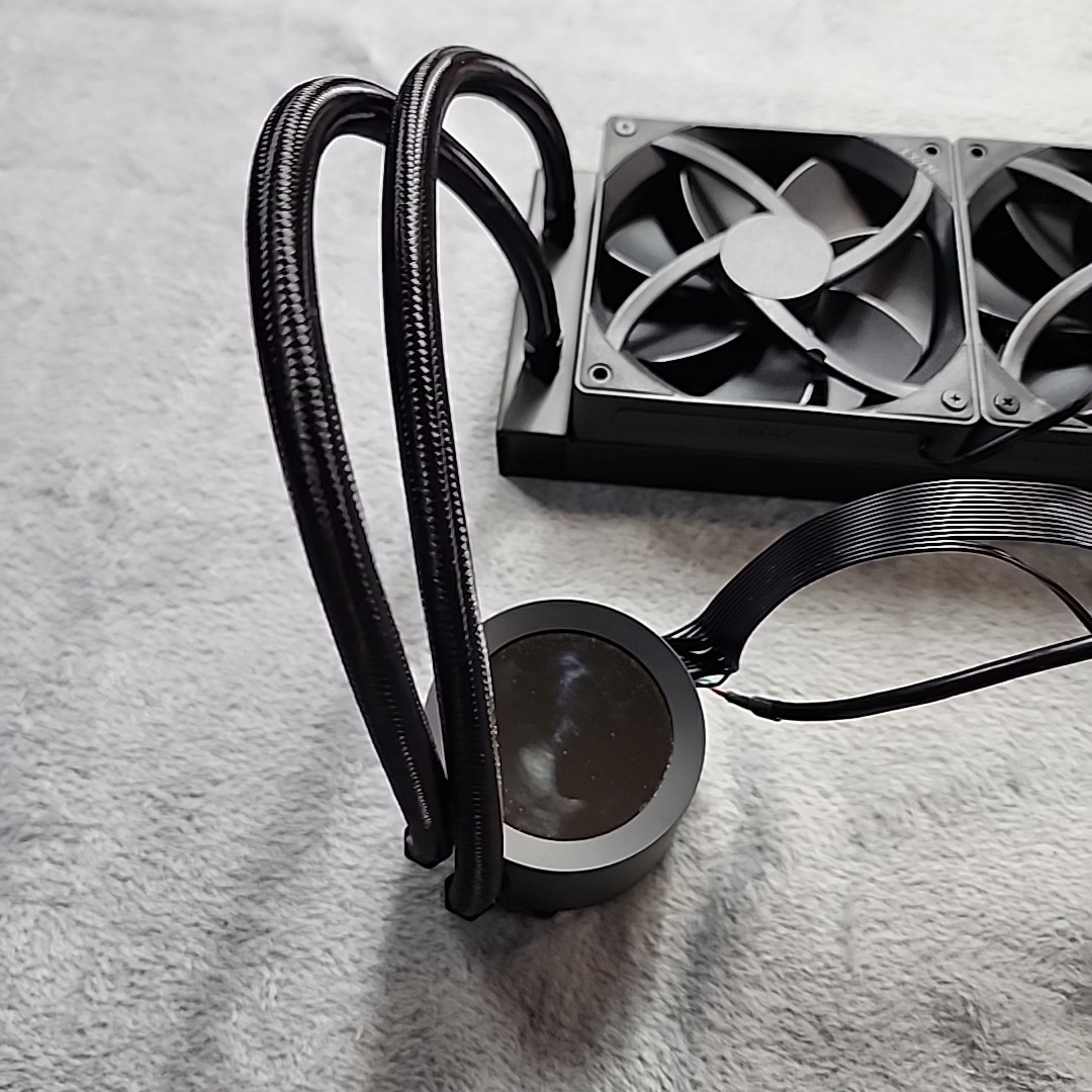 NZXT – Kraken Plus 240 mm Radiator CPU Liquid Cooler (2 x 120mm F120P Fans)