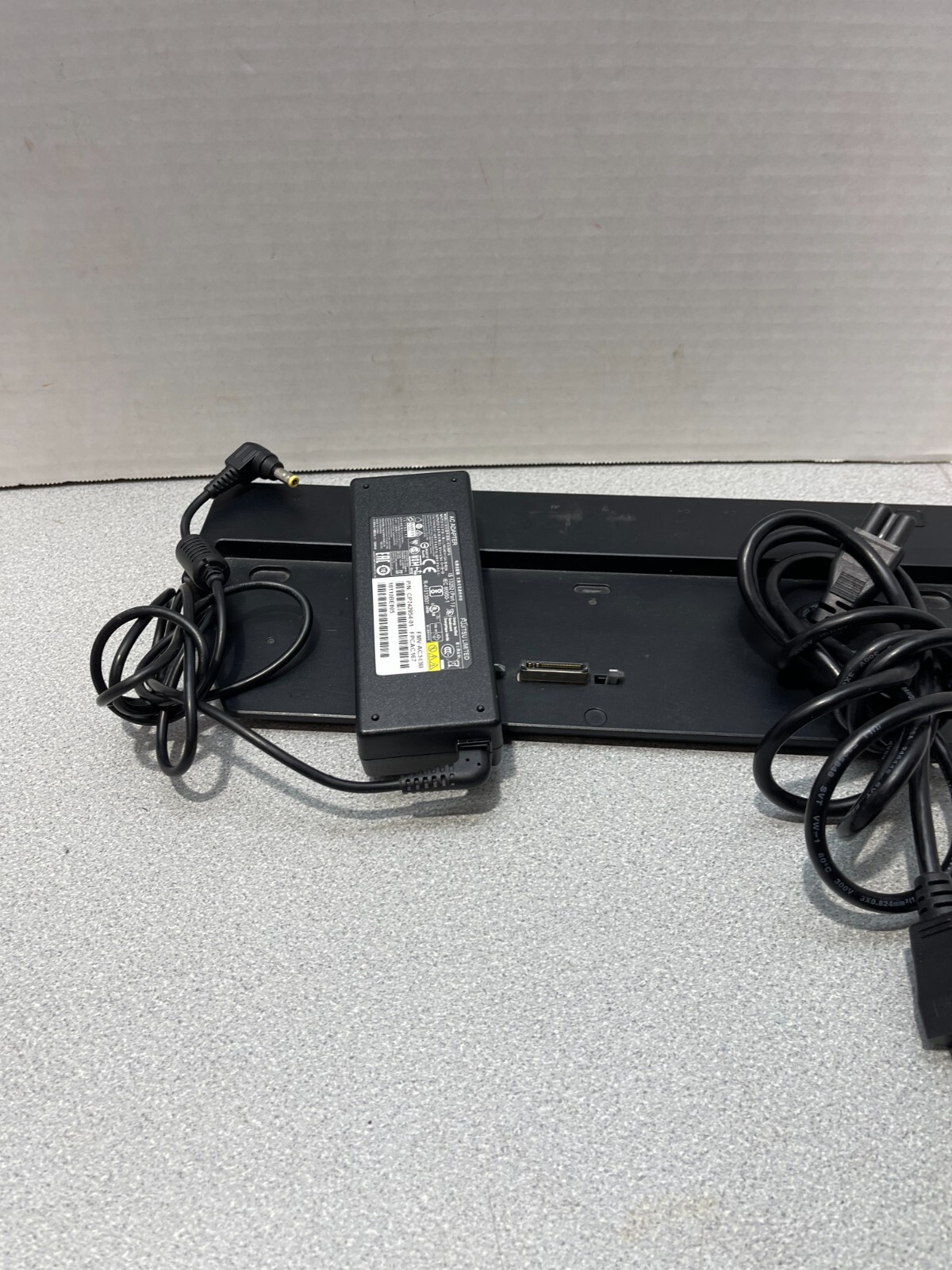 Fujitsu Lifebook Docking Station Port Rep FMV-NPR39 CP659660 CP658943-03