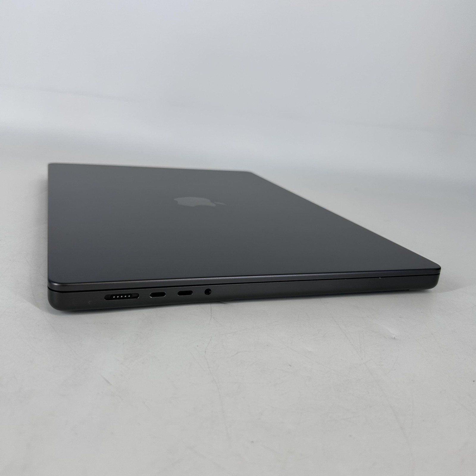 MacBook Pro 16 Space Black 2024 M4 Pro 14-Core CPU 20-Core GPU 24GB 1TB SSD NANO