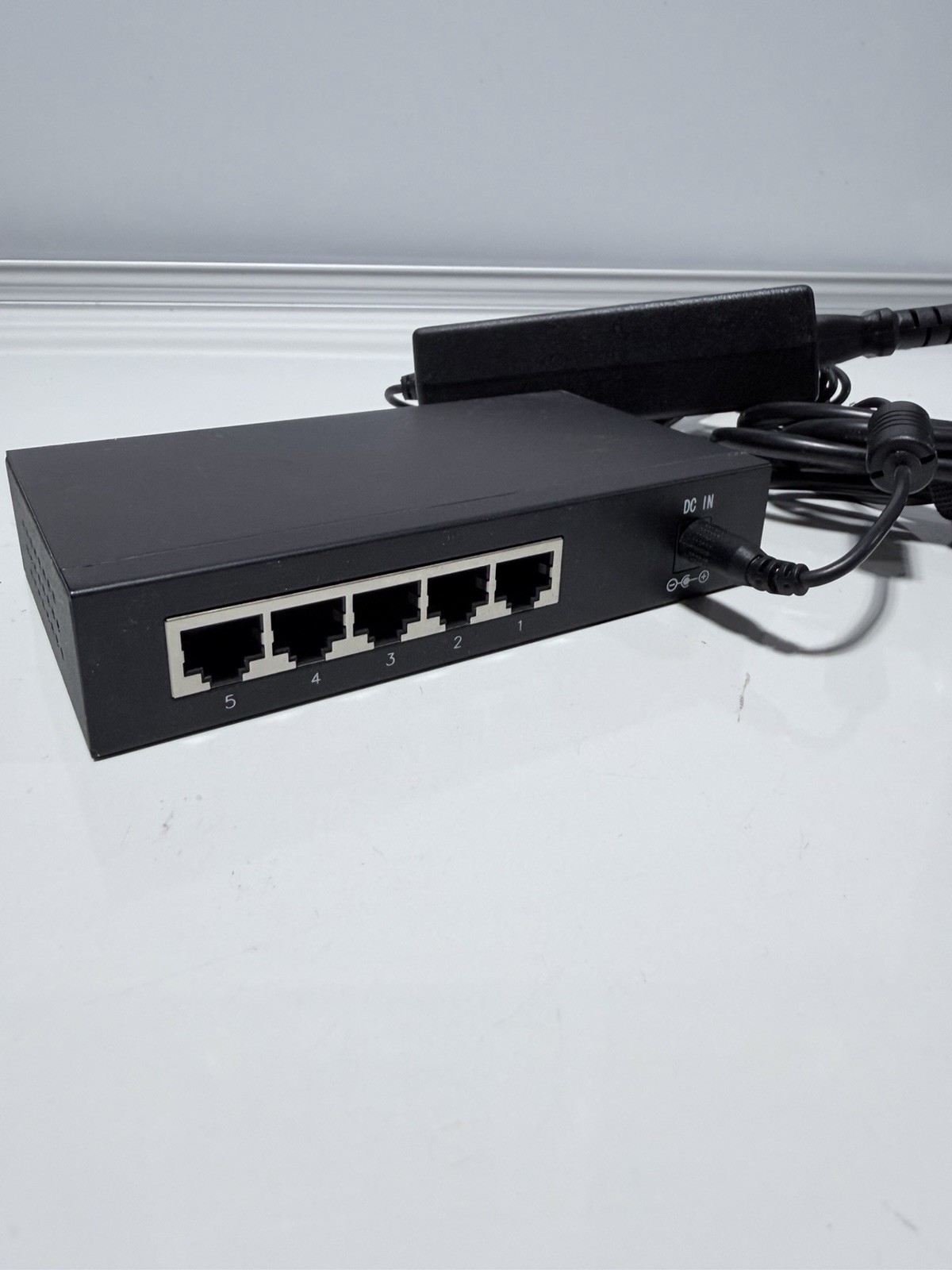 Intellinet Network Solutions 561228 5-Port Gigabit Ethernet PoE+ Switch