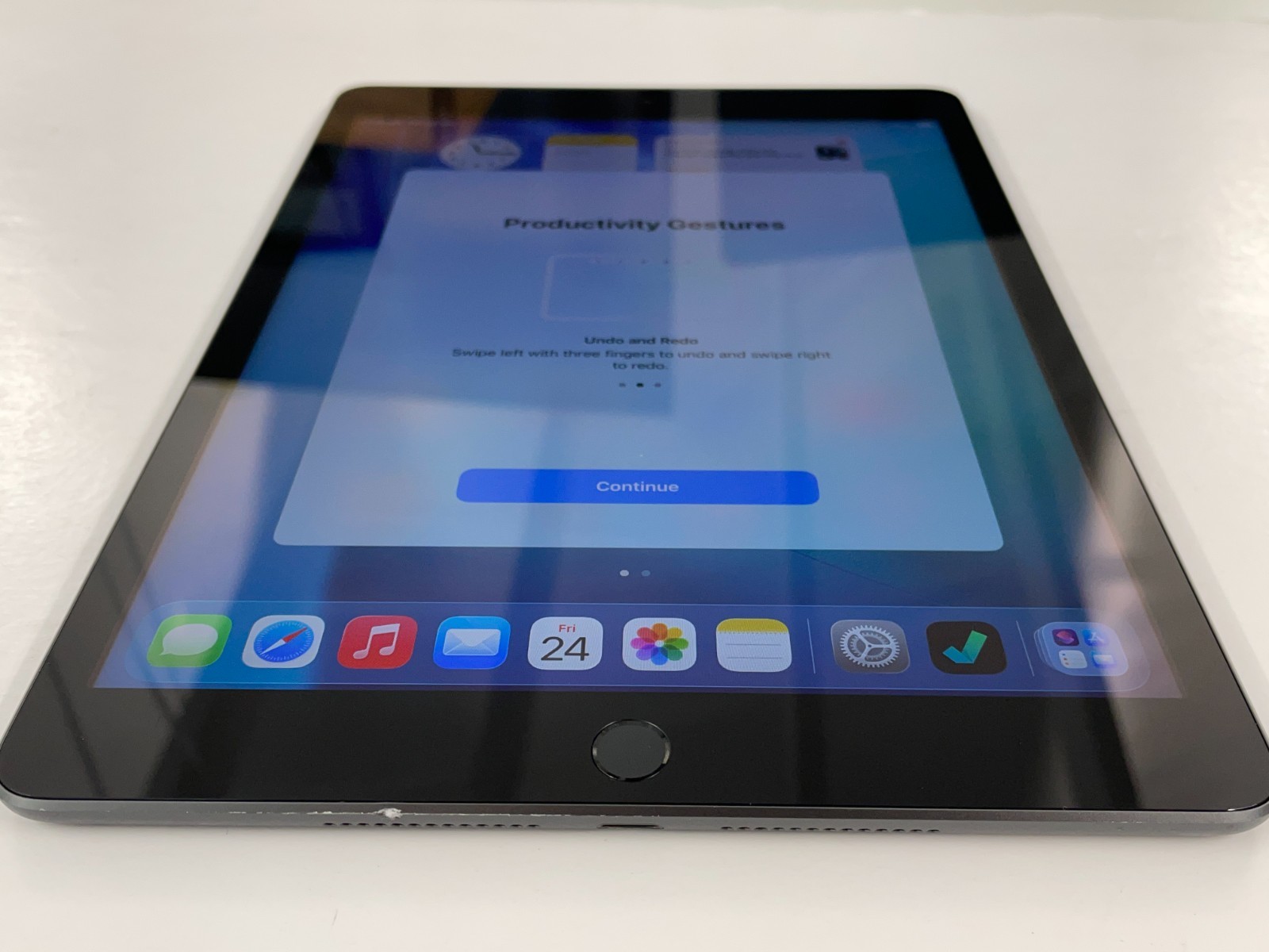 Apple iPad (9th Gen) 64 GB – 10.2 in – Gray (Wi-Fi + Unlocked) Works – 94% Bat.