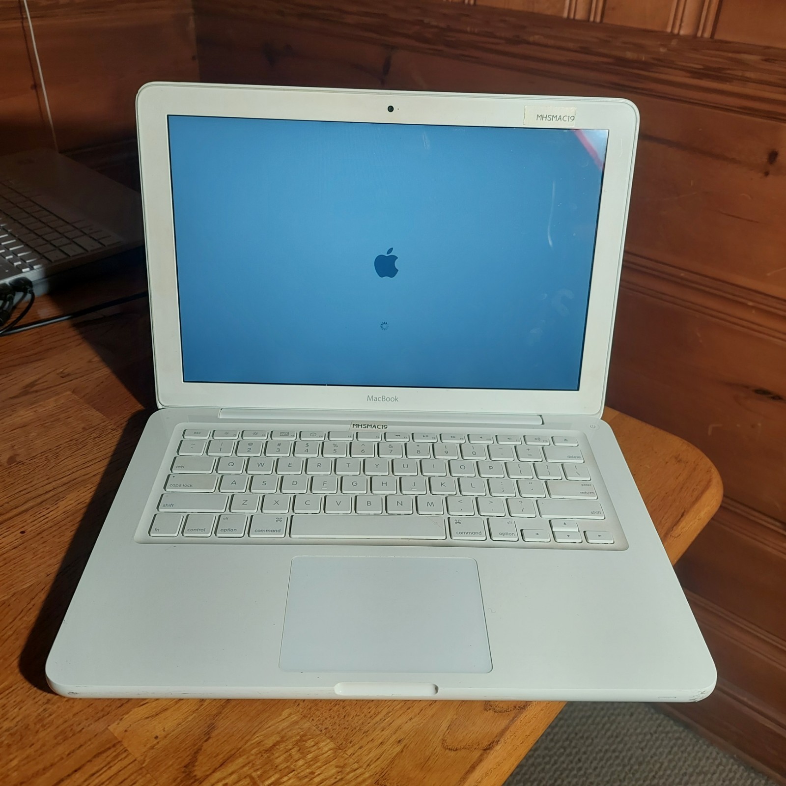 Apple MacBook White A1342 13.3″ MC516LL/A {2009} – Grade B [GOOD]