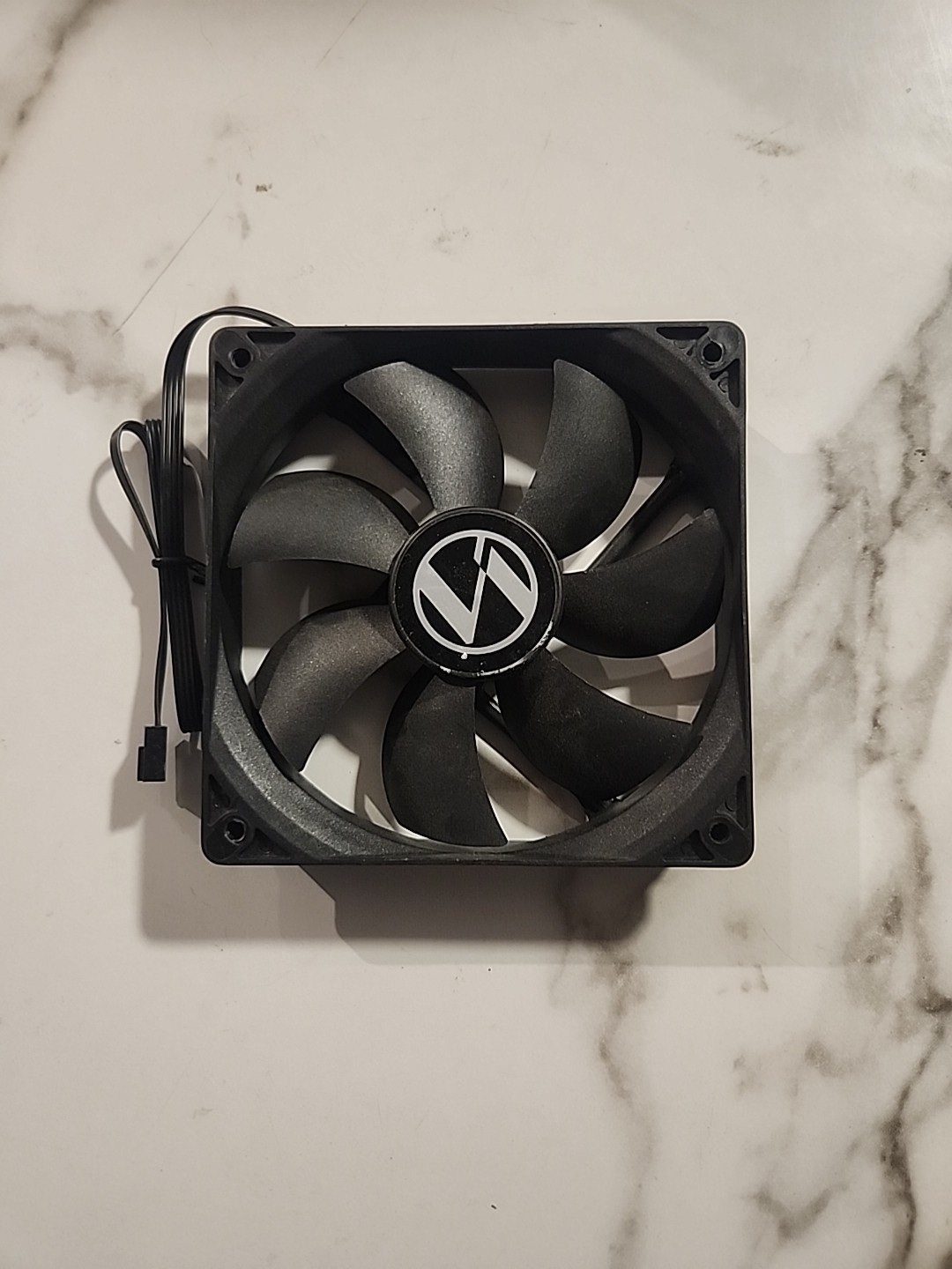 lian li Pc fan 4 pin pwm 12 volt 0.2 A 800-1500 RPM