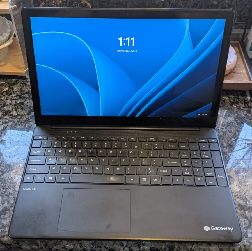 15.6” Gateway gwtn156-1bk 15.6 Intel Core i5-1035G1 16GB RAM 256GB SSD Touchpad