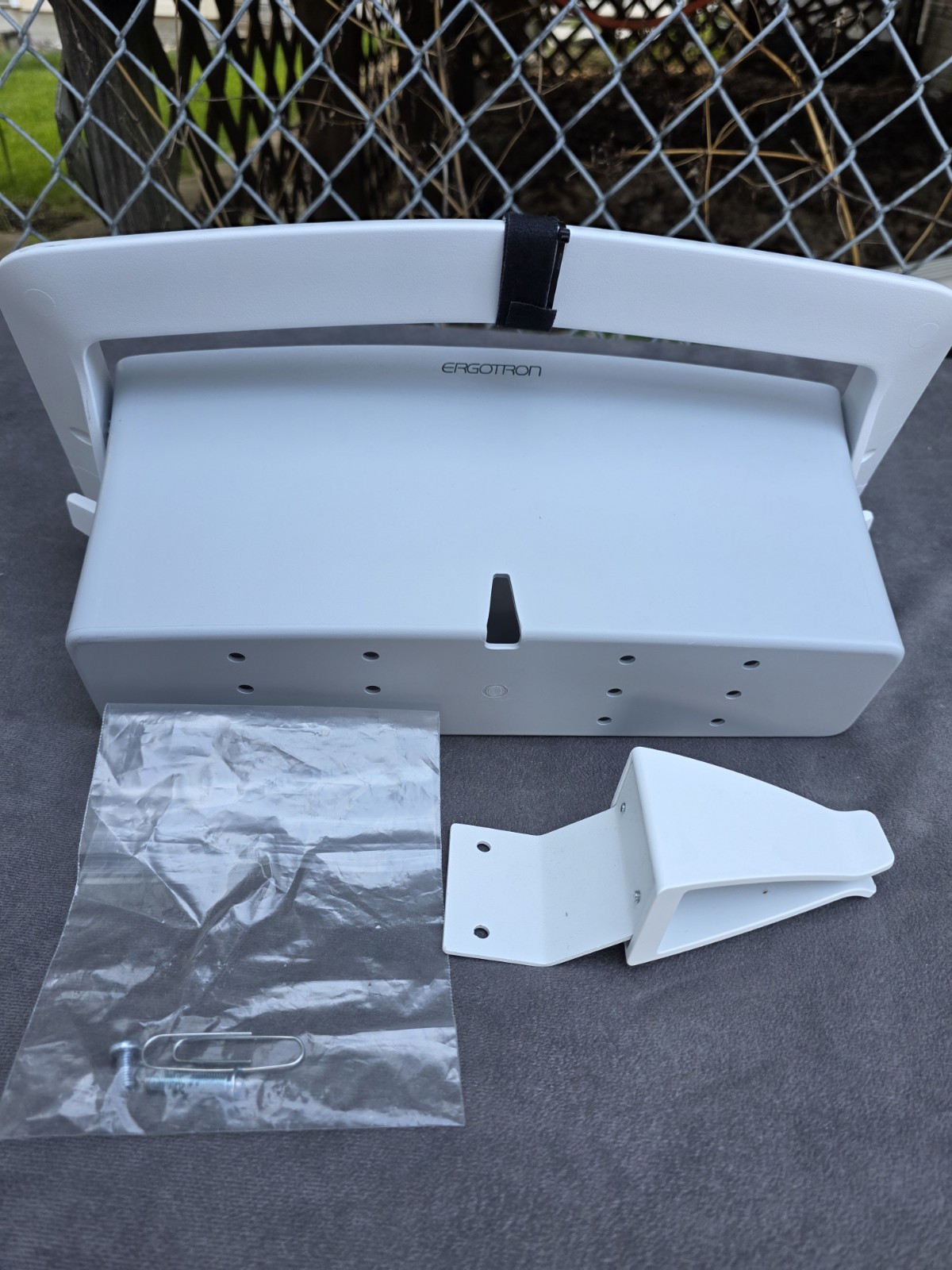 Ergotron 97-545 Basket and Handle Kit White