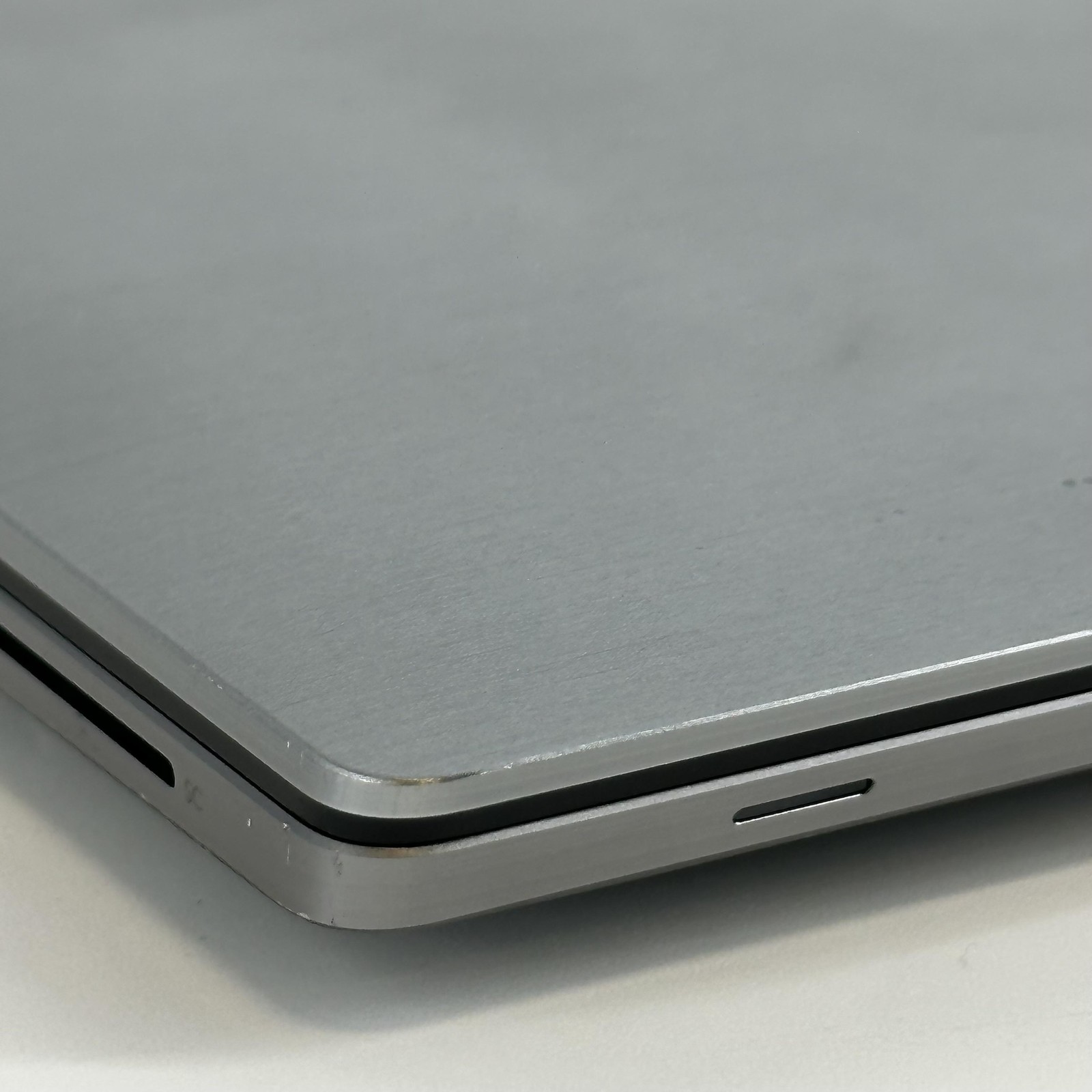 Dell Latitude 9410 (2-in-1) 14 FHD TOUCH i7-10610U 1.80GHz 16GB 512GB WHITE SPOT