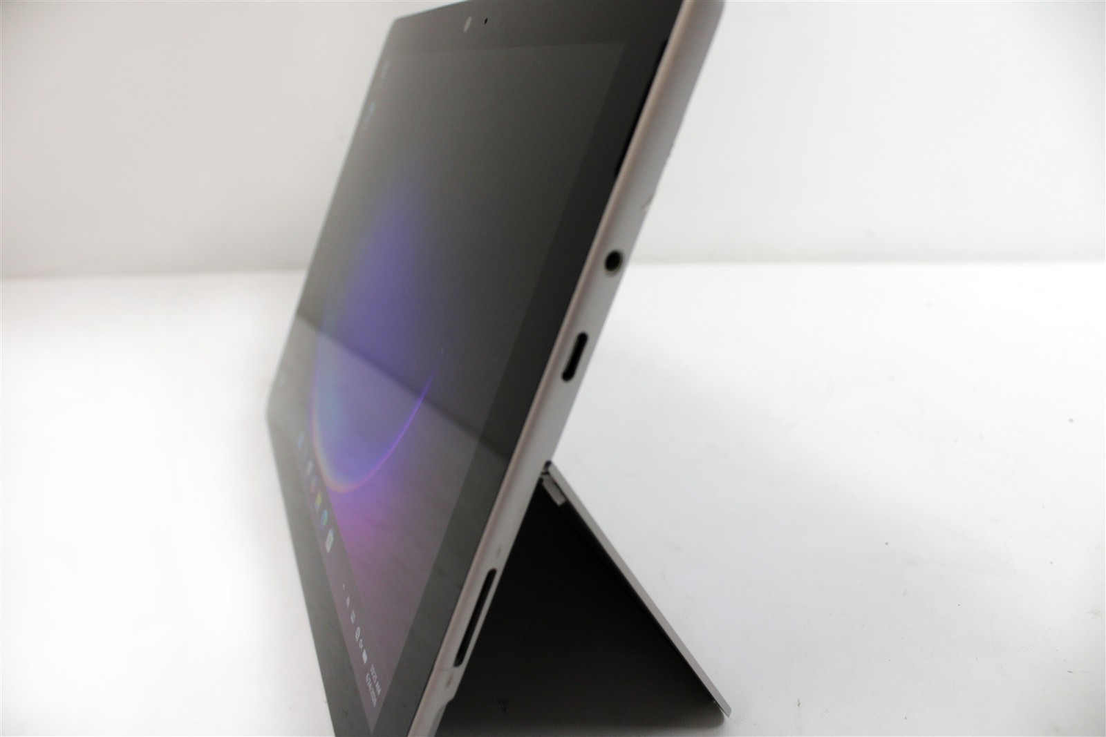 Microsoft Surface Go 2 10.5″ Tablet Core m3-8100Y 4GB RAM 64GB Windows 11 Pro