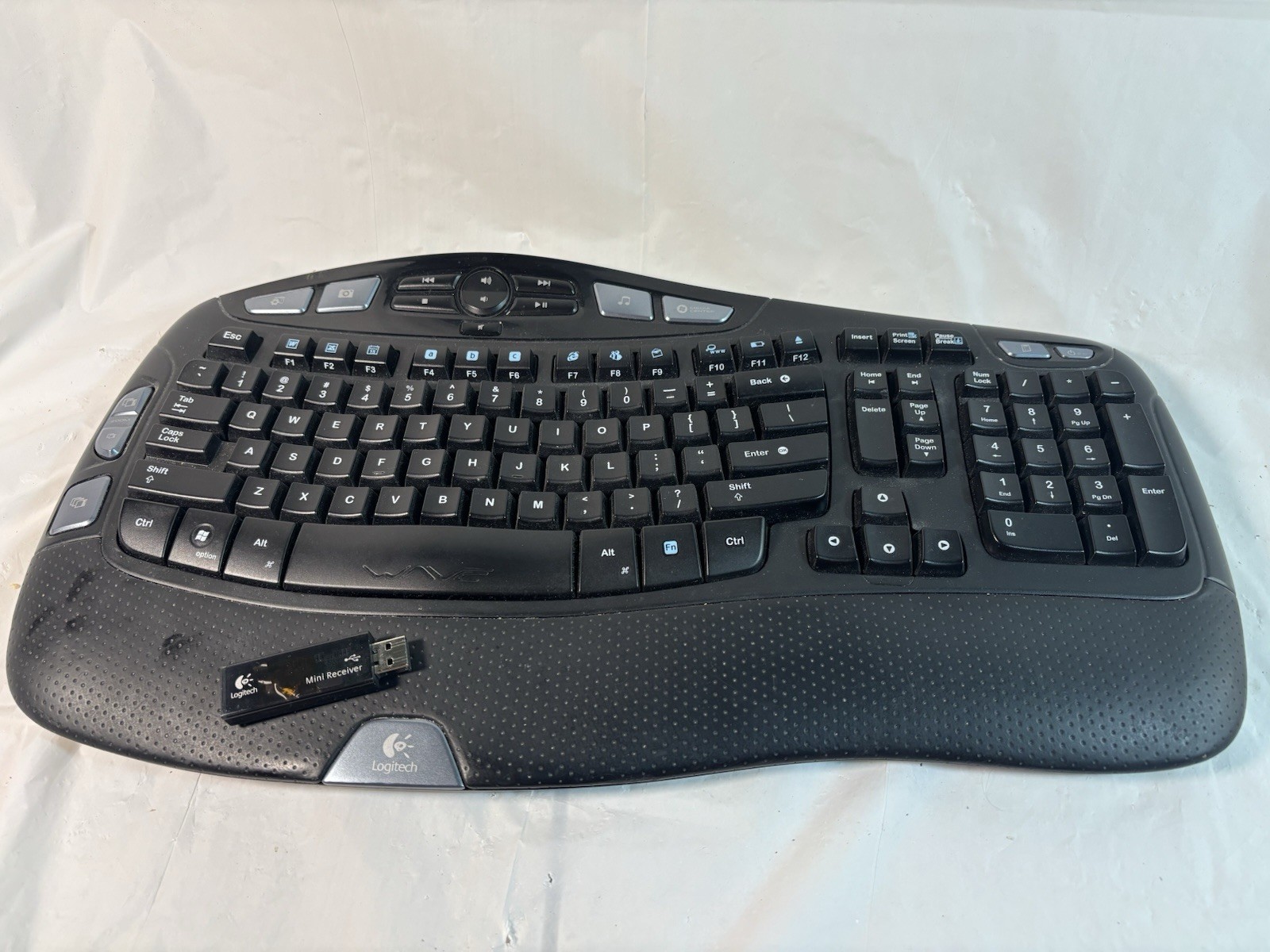 LOGITECH WAVE Y-RCP140 CANADA310 CORDLESS KEYBOARD With DONGLE Used Powers On