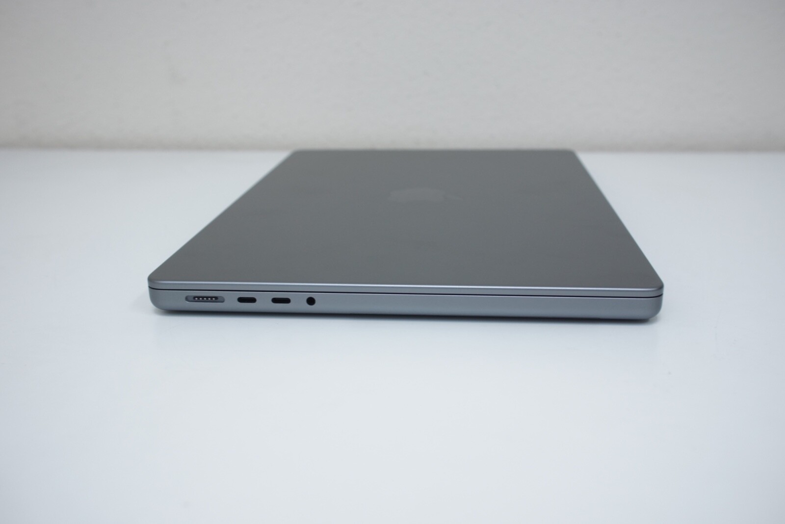 Apple MacBook Pro 2021 14 Inch 3.2 GHz Apple M1 Pro 512GB SSD 16GB RAM 16C GPU