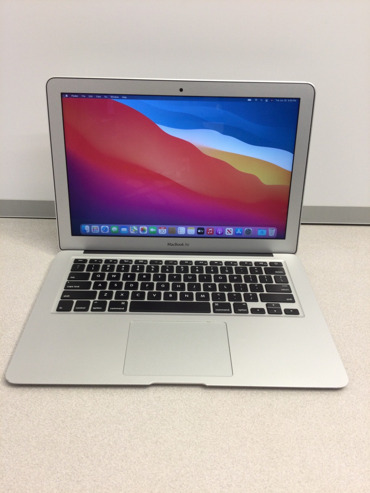 Apple MacBook Air 13.3 in (256GB SSD, Intel Core i5 5th. Gen., 1.6GHz, 8GB RAM)