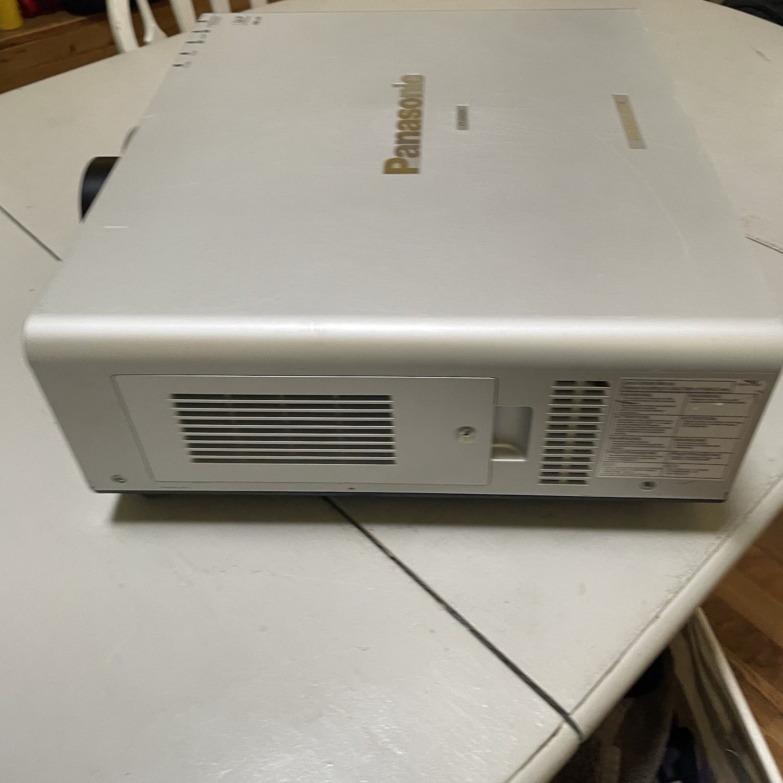 Panasonic PT-D6000 PT-D6000ULS 6500 Lumen Projector w/ET-DLE350 Lens 5966 Hours