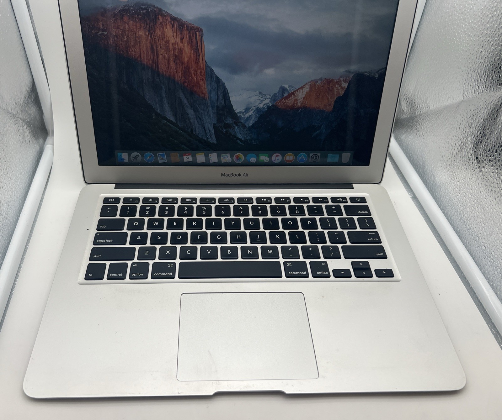 MacBook Air 13 Silver 2015 1.6 GHz Intel Core i5 5th Gen. 4GB 128GB