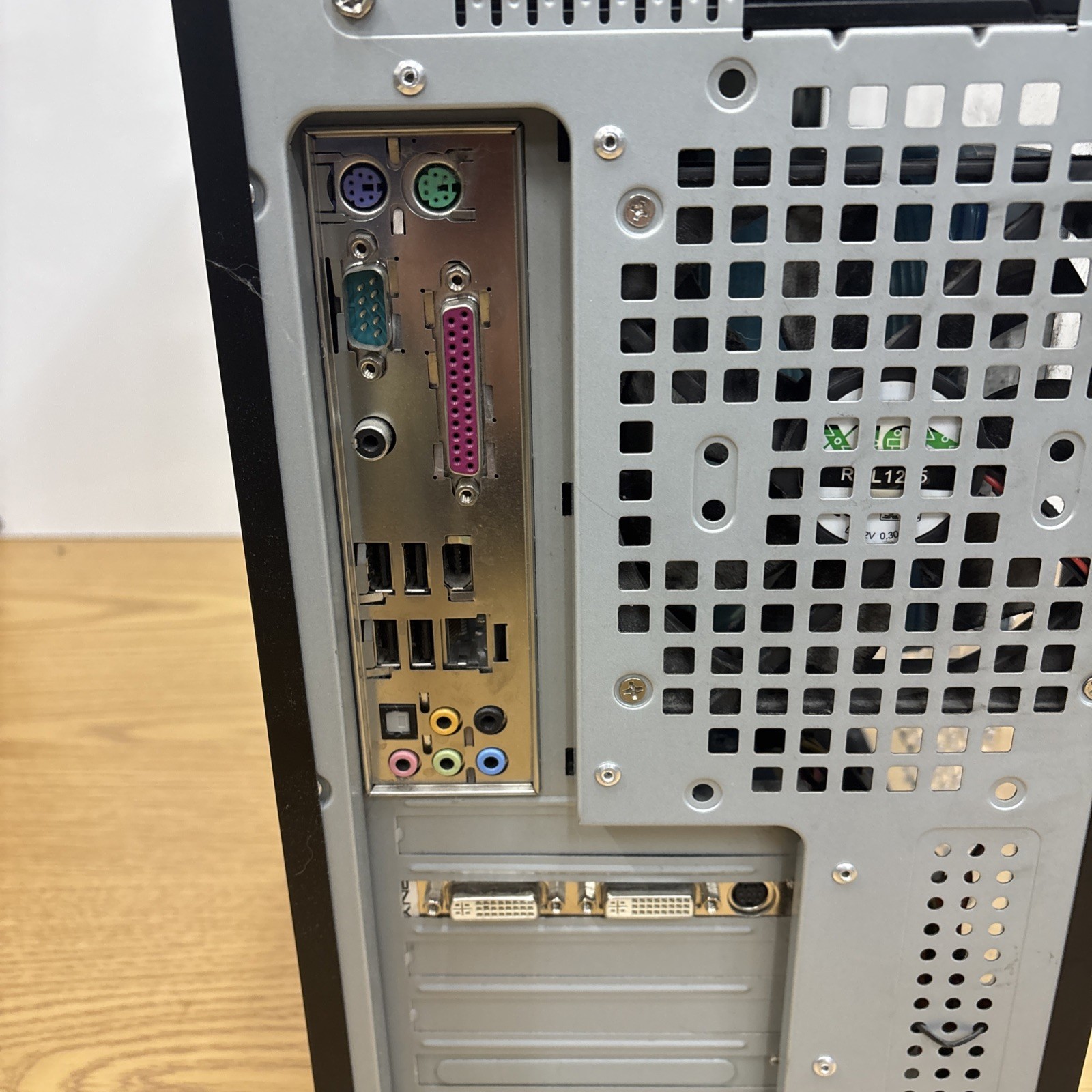 Custom Desktop PC ***Unknown Specs – Turns On***Parts/Repair
