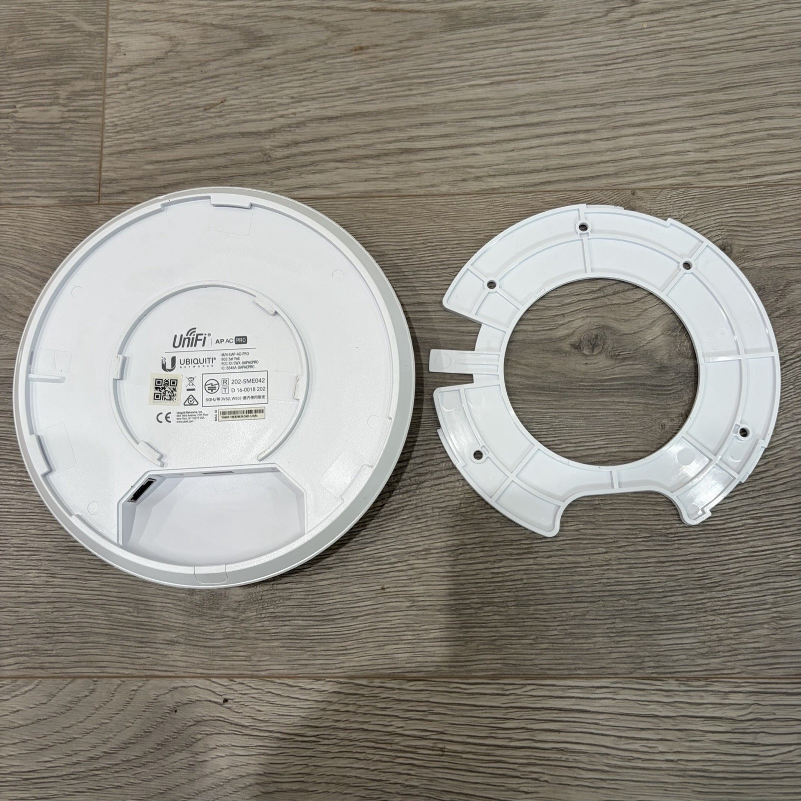 Ubiquiti Unifi AP AC PRO (UAP-AC-PRO-US) 802.11ac Wireless Access Point