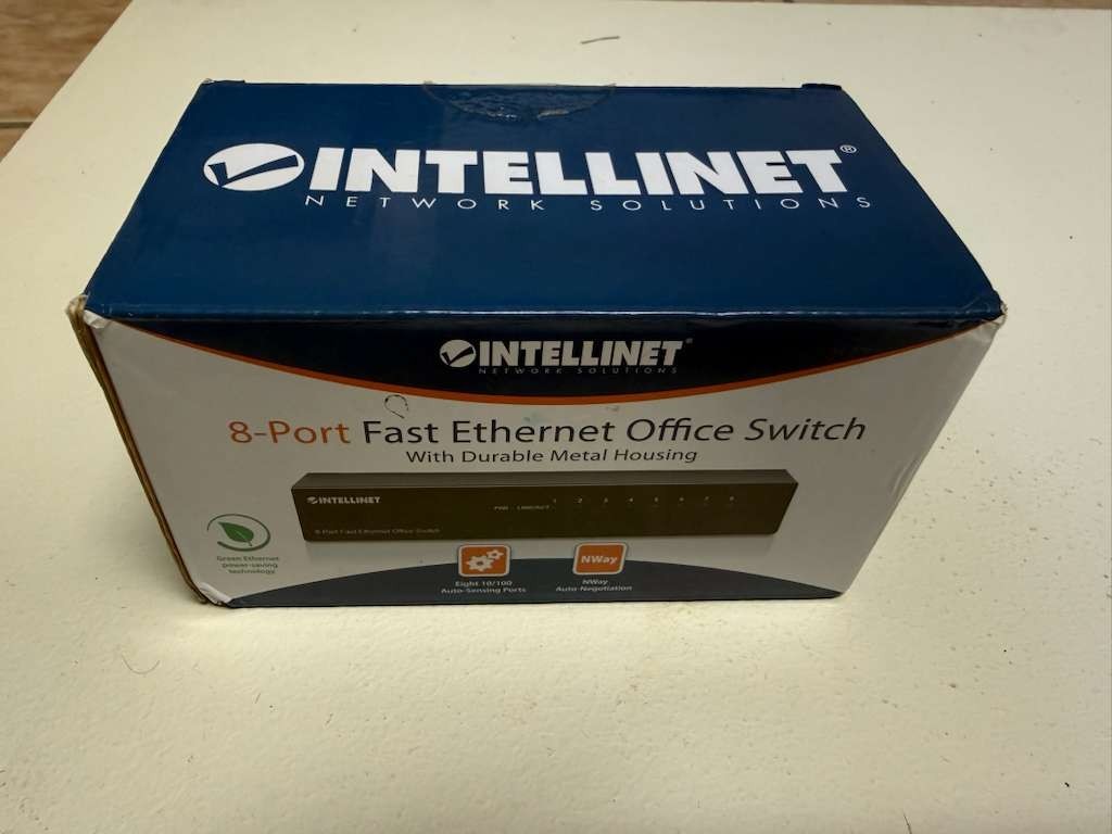 Intellinet 8-Port Fast Ethernet Office Switch (523318)