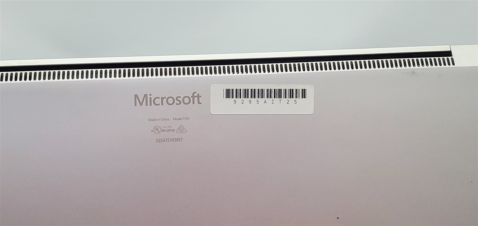 13.5″Microsoft Surface Laptop 2 1769 i5-8250U 1.60GHz RAM 8GB NVMe 128GB