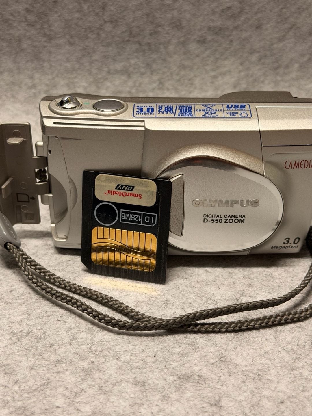 Vintage Olympus Camedia D-550 Zoom 3.0 Megapixel Digital Camera (works)