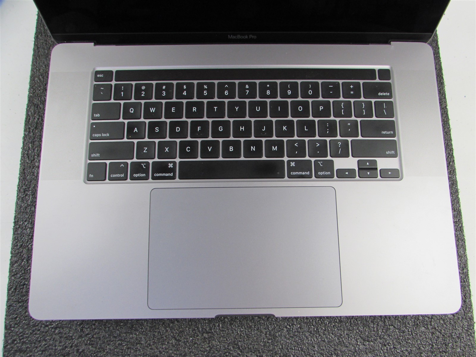 APPLE MACBOOK PRO A2141 3072X1920 I7-9750H 500GB SSD 16GB RAM AMD GPU NO O.S