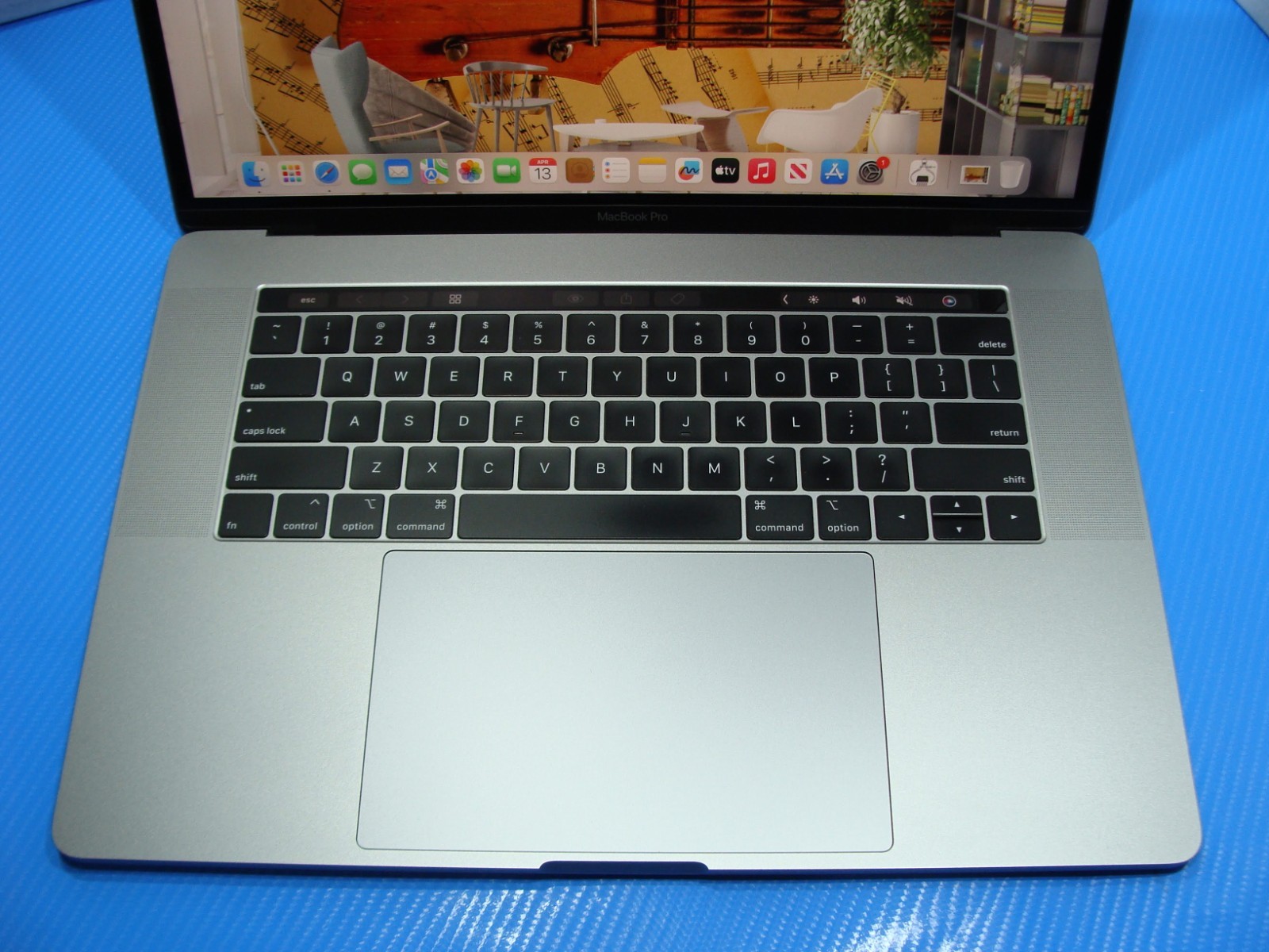 Apple MacBook Pro A1990 15″ (2018) i7-8750H 2.2GHz 16GB 512GB PRO 555X MR932LL/A