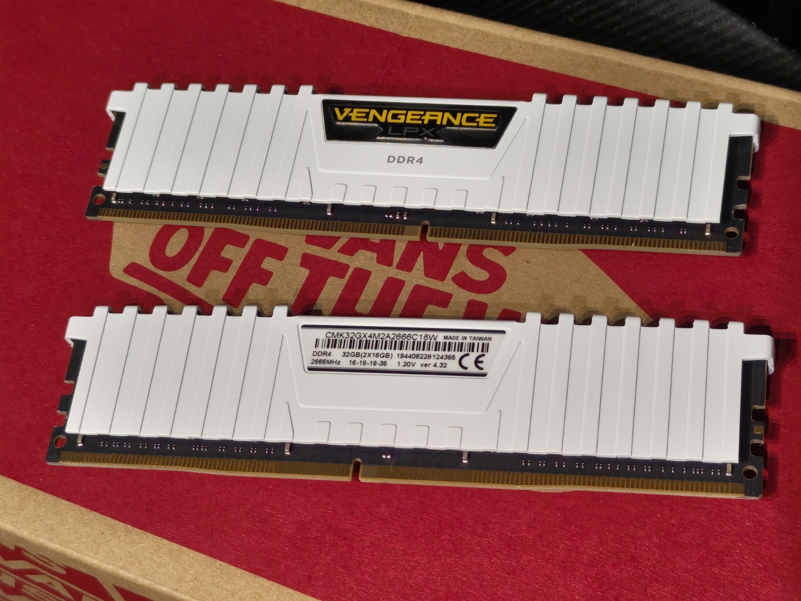 Corsair Vengeance 32GB (2 x 16GB) DDR4 2666 White Memory RAM CMK32GX4M2A2666C16W