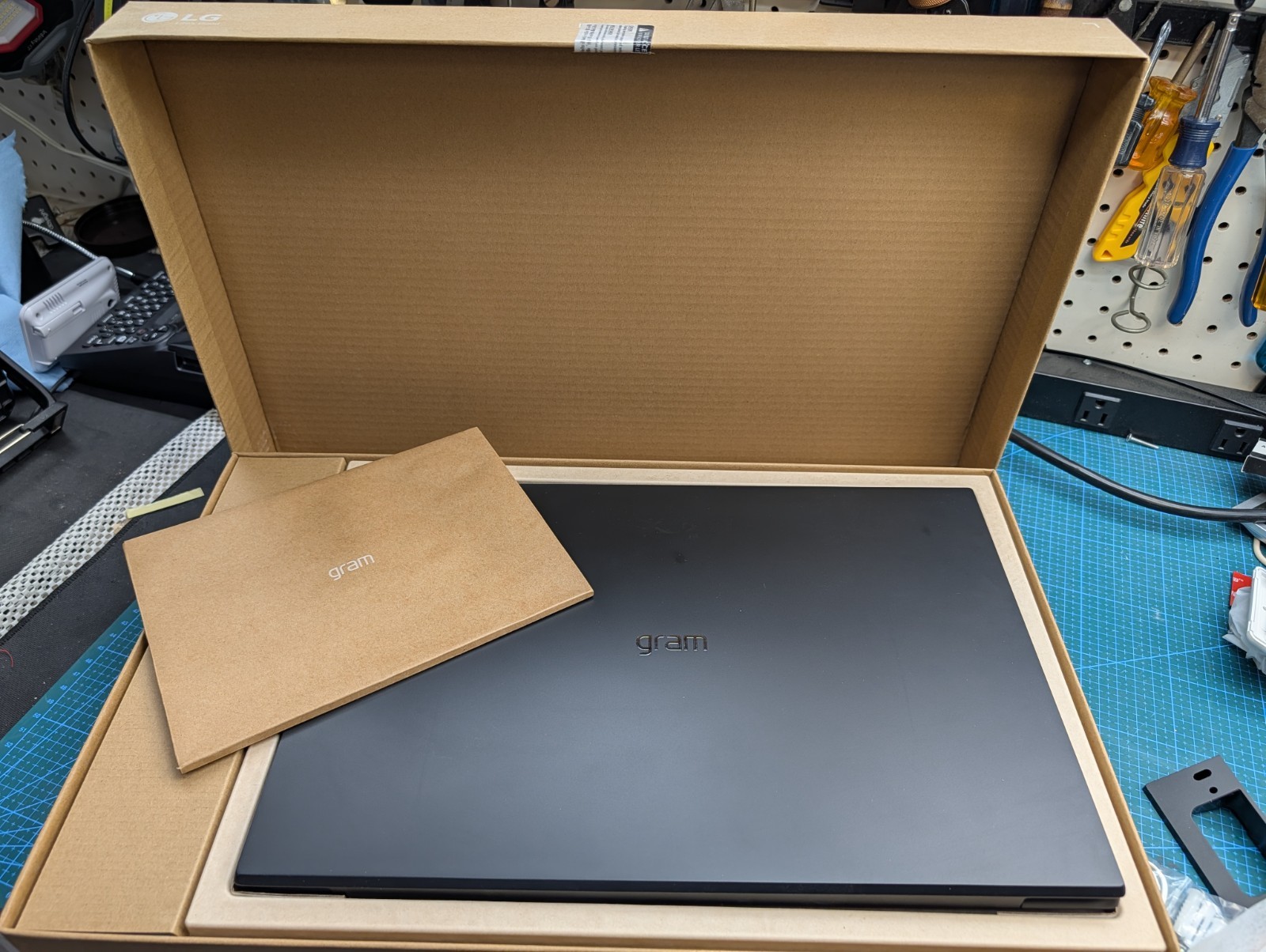LG Gram 17″ Laptop Intel Core Ultra 7 258V 32GB 2TB SSD Win 11 Home 64-Bit