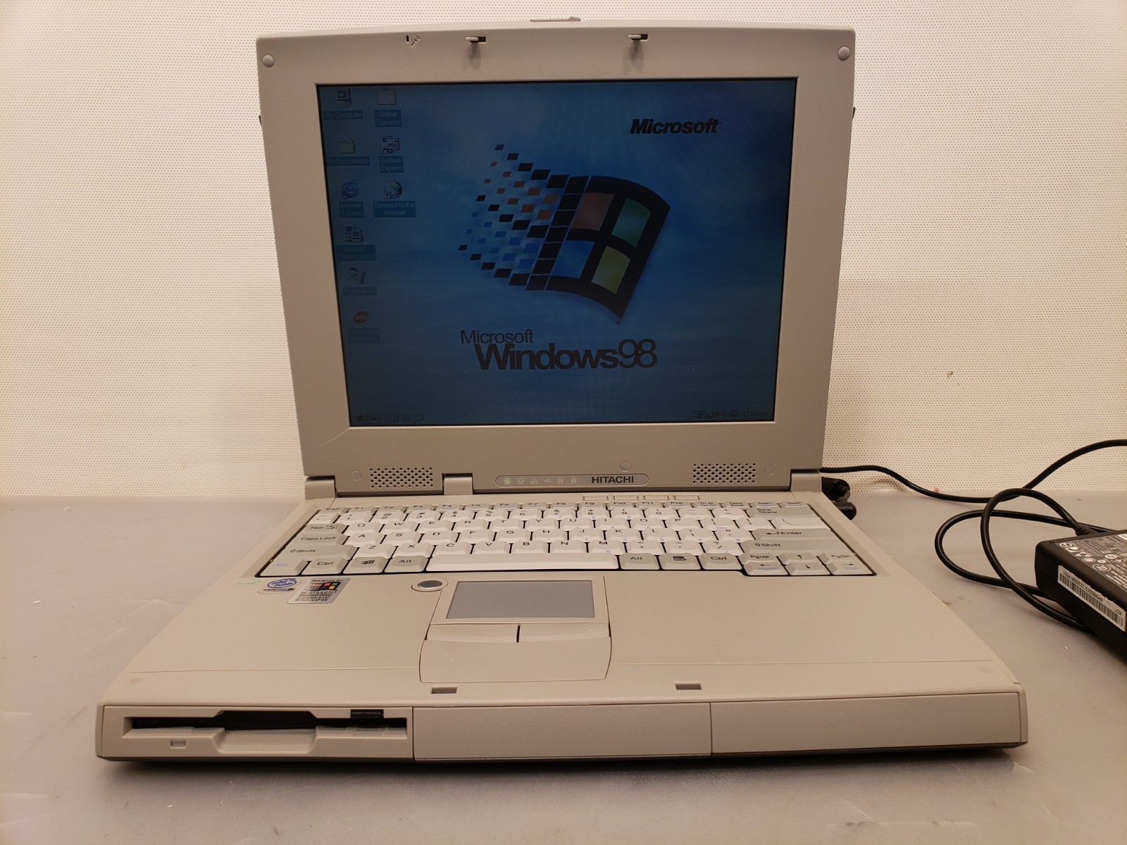 Vintage Rare Hitachi Flora 270GX 12.1″ Laptop Celeron 550MHz 64MB 10GB Win98