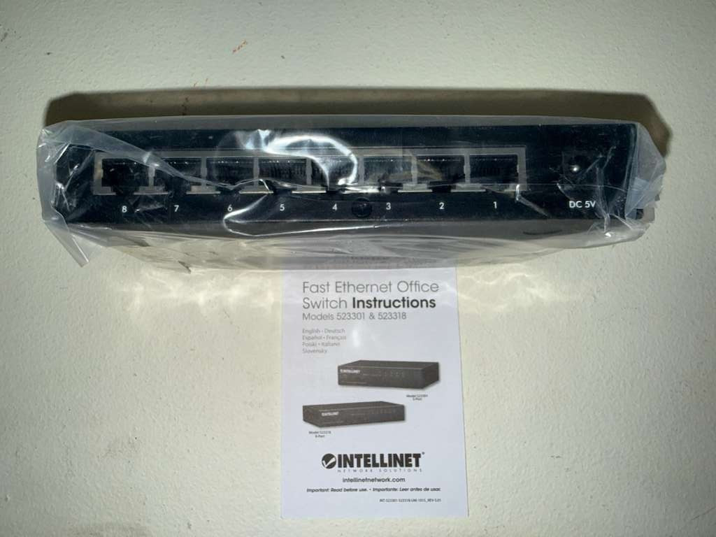 Intellinet 8-Port Fast Ethernet Office Switch (523318)