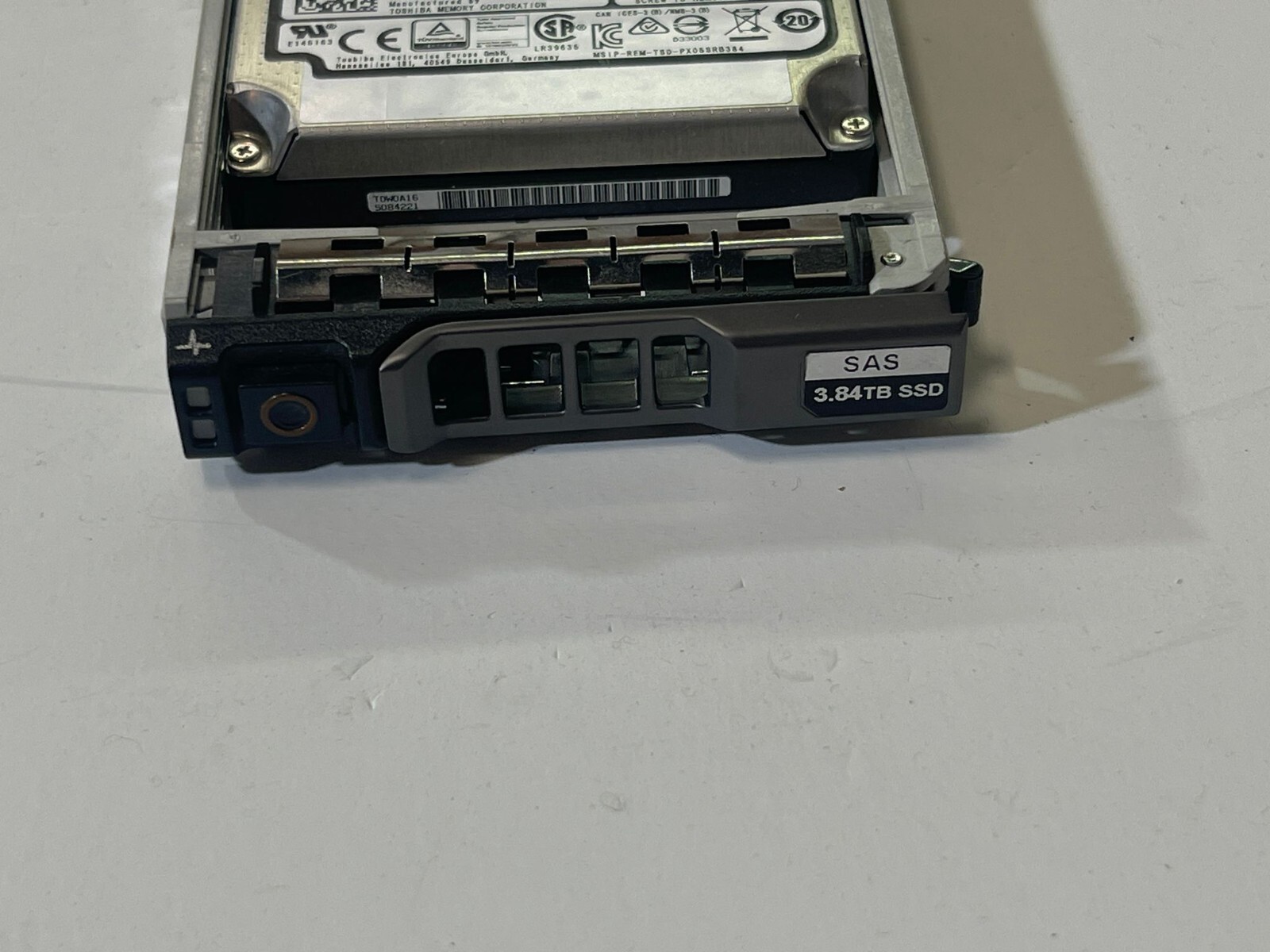 XCRDV DELL TOSHIBA 3.84TB 2.5″ 12GBPS SAS SSD PX05SRB384Y 0XCRDV W/ TRAY